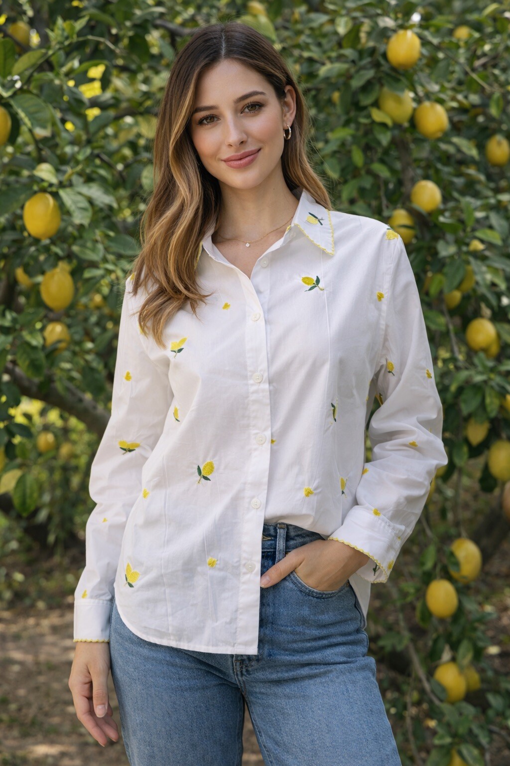 Grossiste AISABELLE - Chemise en coton brodé à manches longues avec motifs citron et cœur, coupe fluide pour un style frais et estival.
