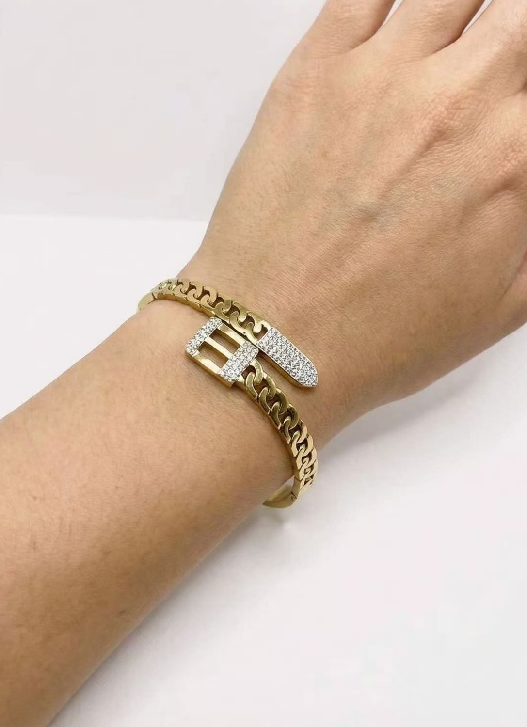 Grossiste Aliya Bijoux - Bracelet jonc ceinture croisée avec des strass