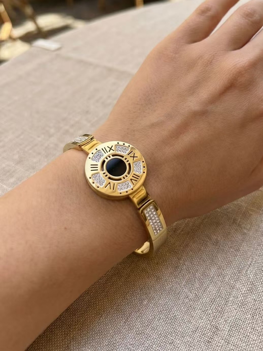 Großhändler Aliya Bijoux - Schwarzer Armreif mit rundem Motiv und Strasssteinen