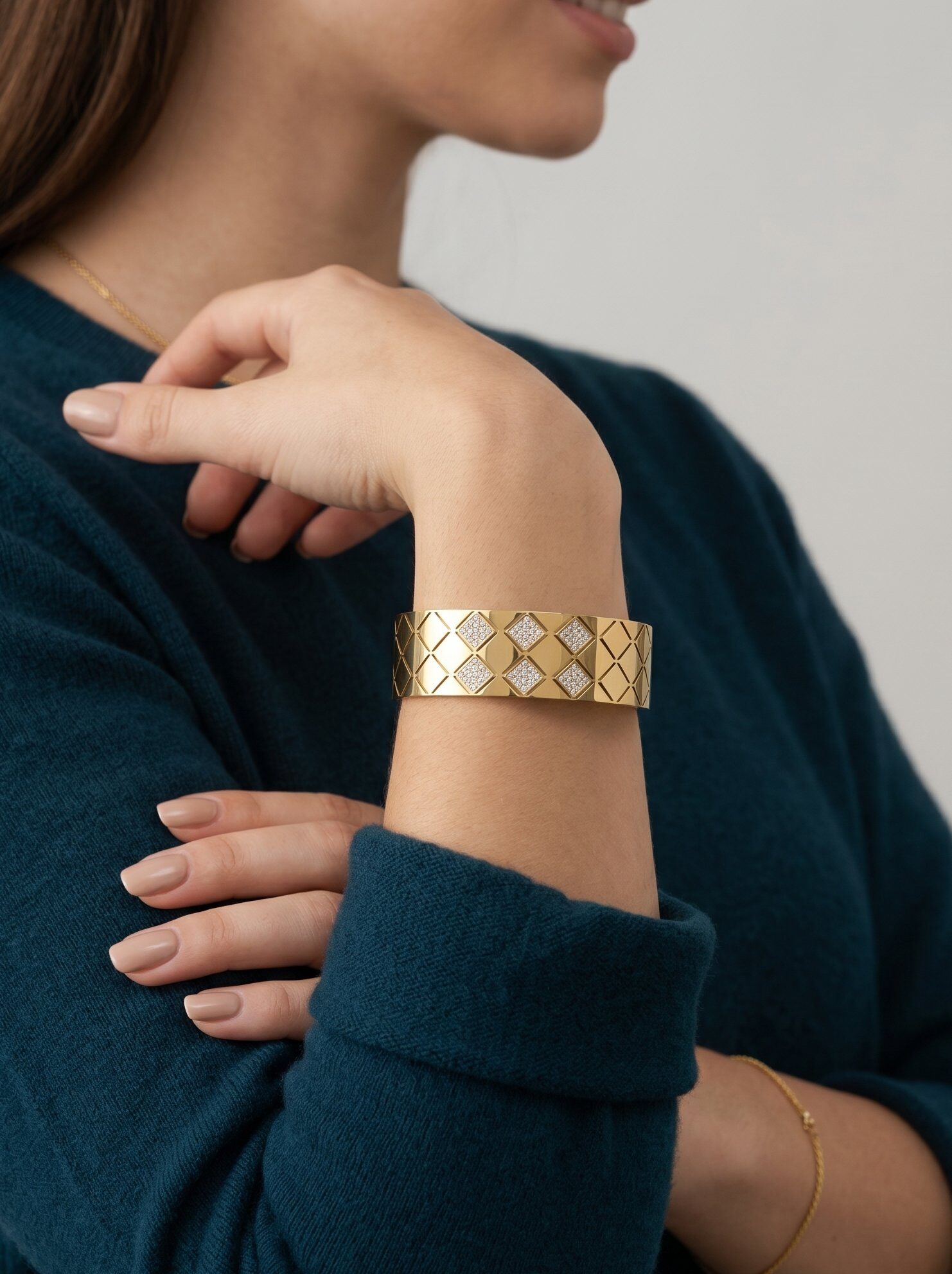 Großhändler Aliya Bijoux - Breiter Armreif mit quadratischem Muster und Strasssteinen