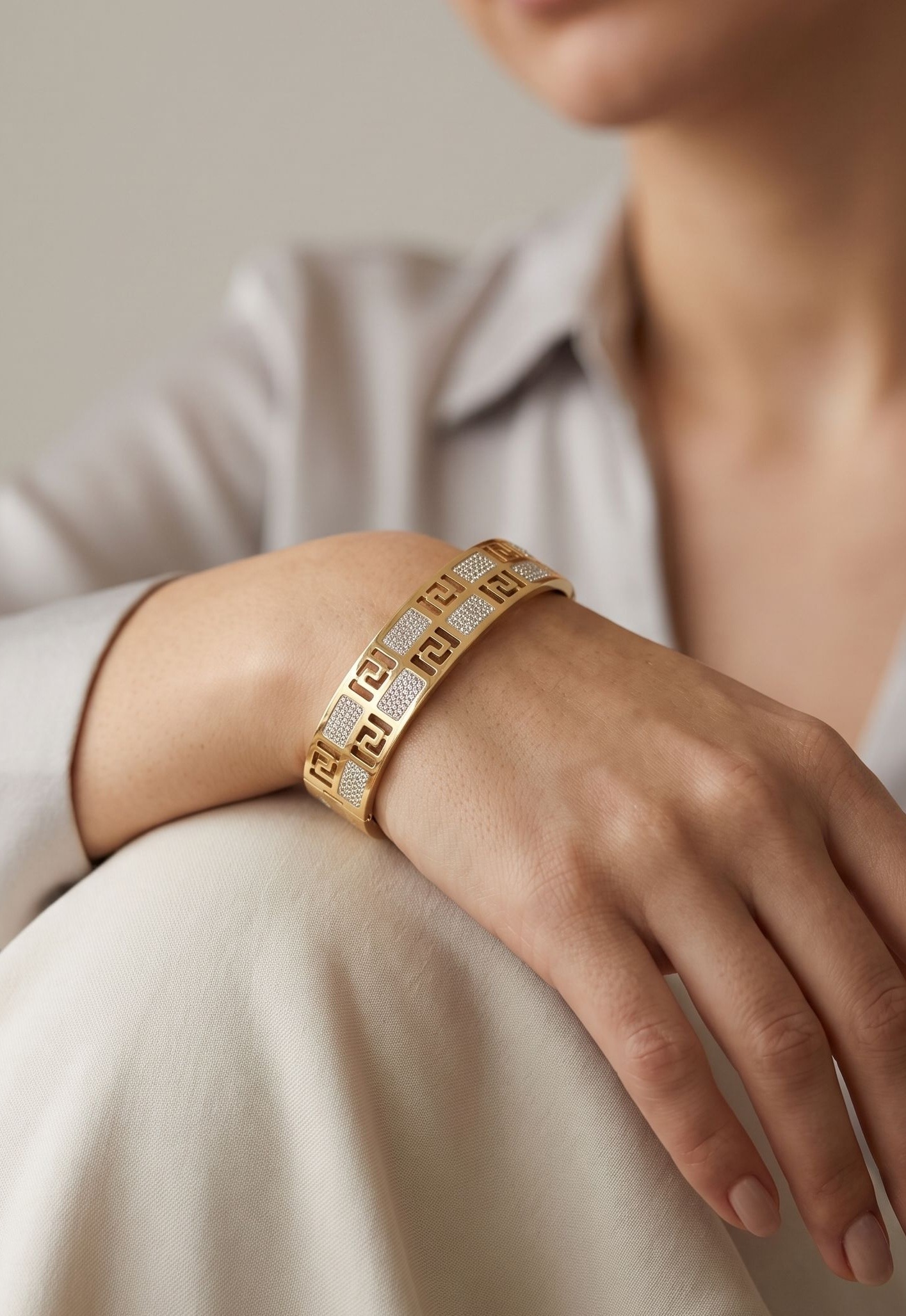 Großhändler Aliya Bijoux - Armreif mit rechteckigem Motiv und Strasssteinen