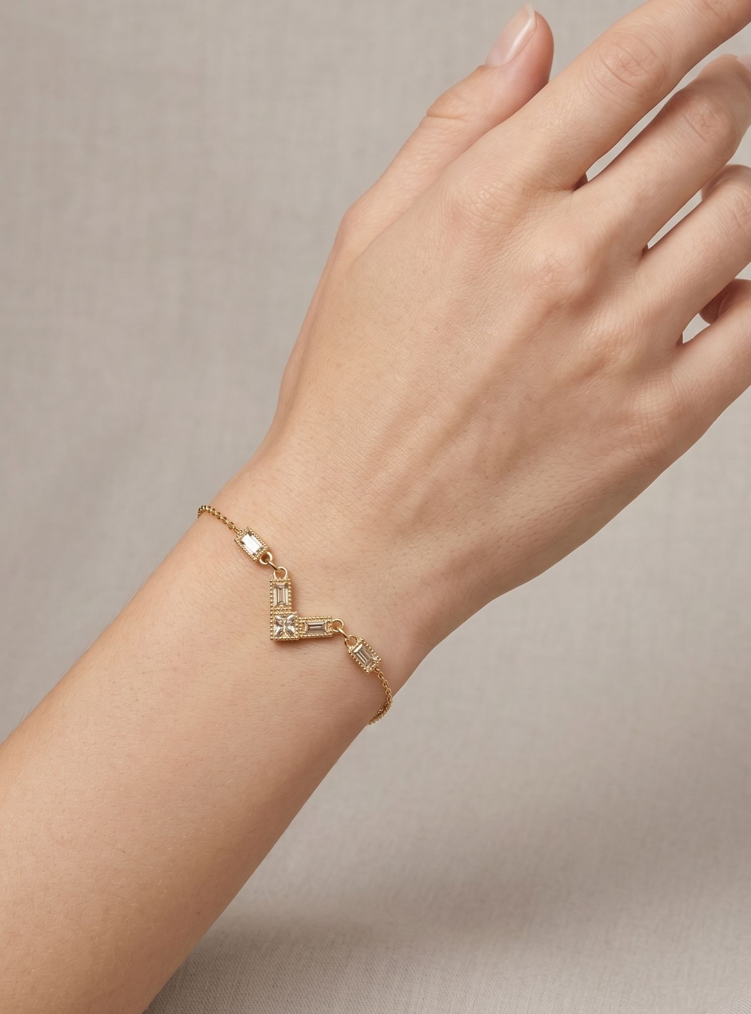 Grossiste Aliya Bijoux - Bracelet motif V avec strass