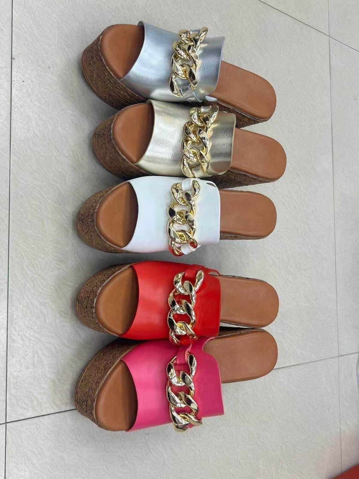 Grossiste ALTAMODA SHOES - Chaussons compensés en bois avec tige en chaîne métallique
