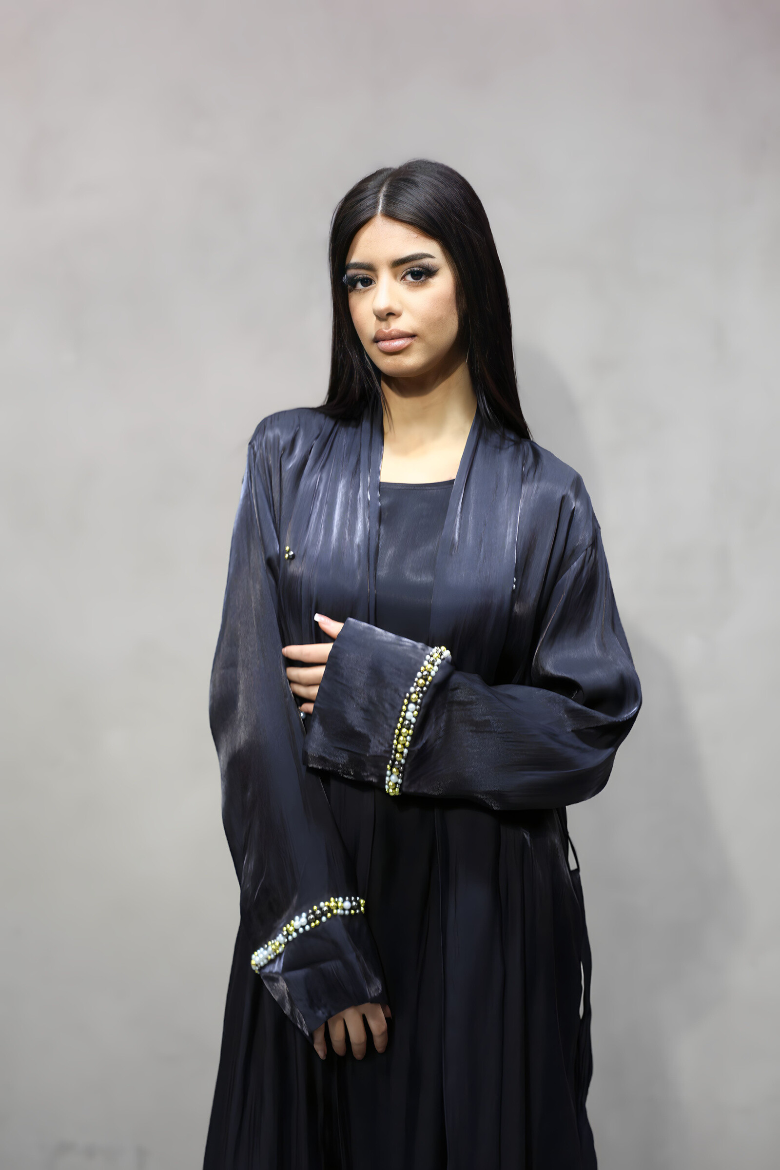 Grossista ALYA - Kimono in satin morbido con strass argentei sulle maniche