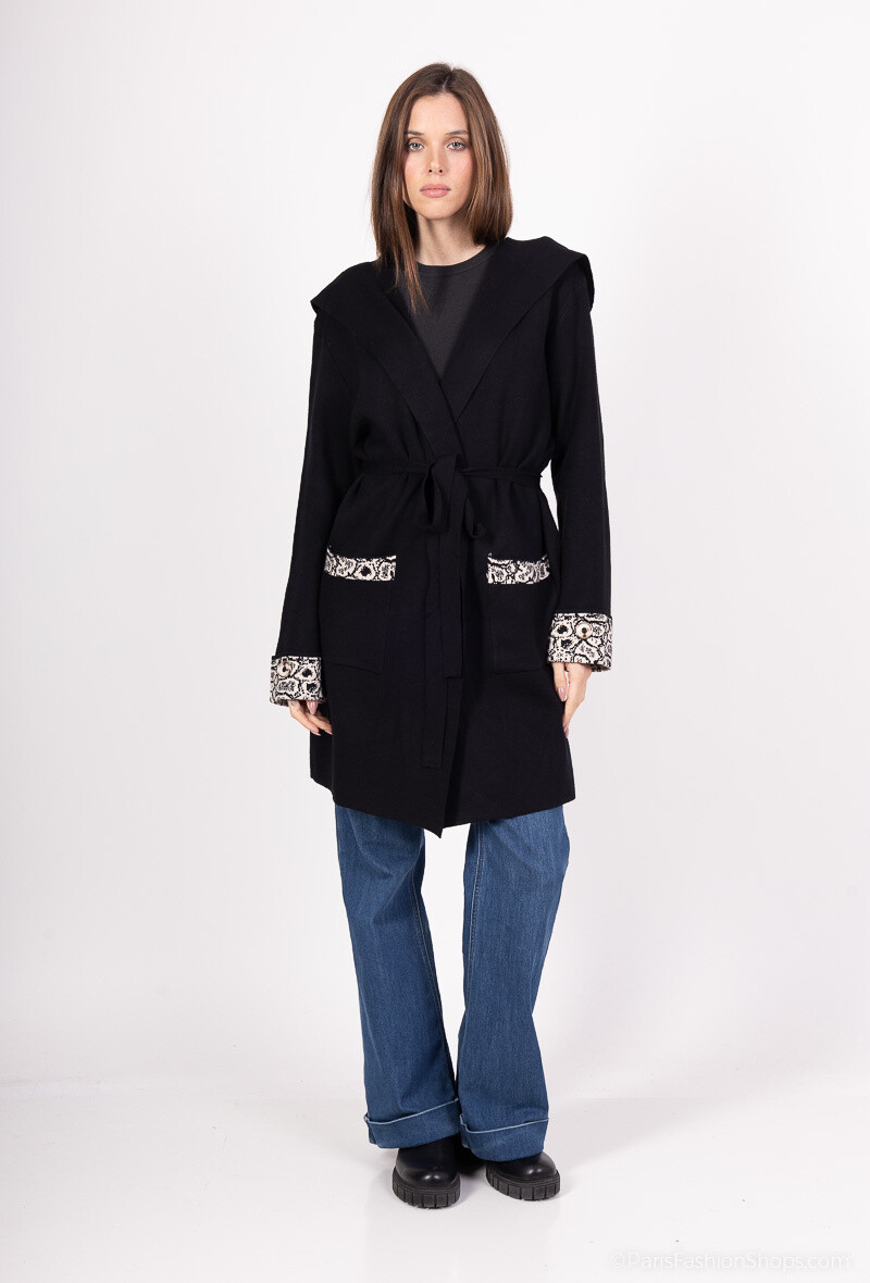 Grossista ALYA - Gilet da donna con cappuccio, cintura e stampe sulle maniche - Eleganza