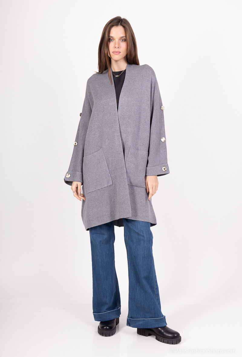 Grossista ALYA - Gilet da donna con cappuccio, spilla di perle e maniche decorate con bottoni