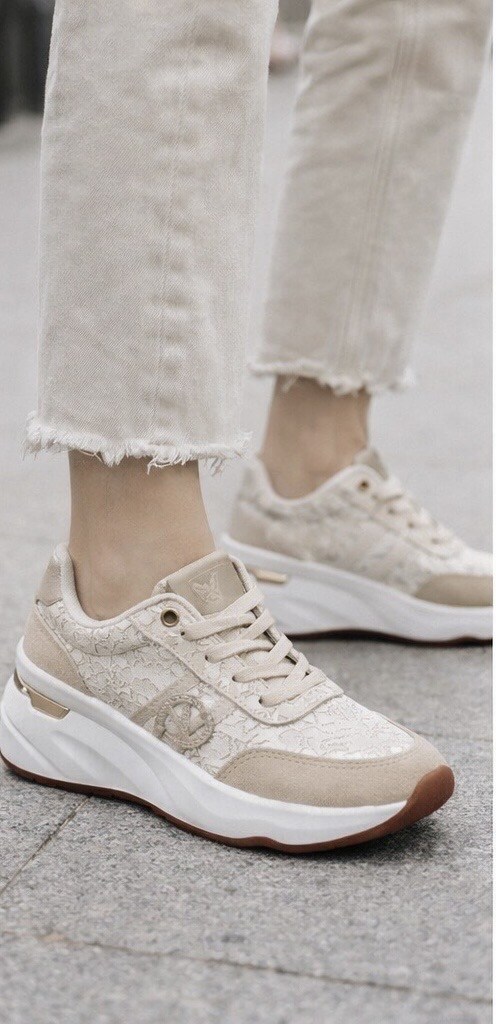 Mayorista AMANDA SHOES - ZAPATILLA CON PLATAFORMA EMPEINE SIMIL ENCAJE CON ACCESORIOS