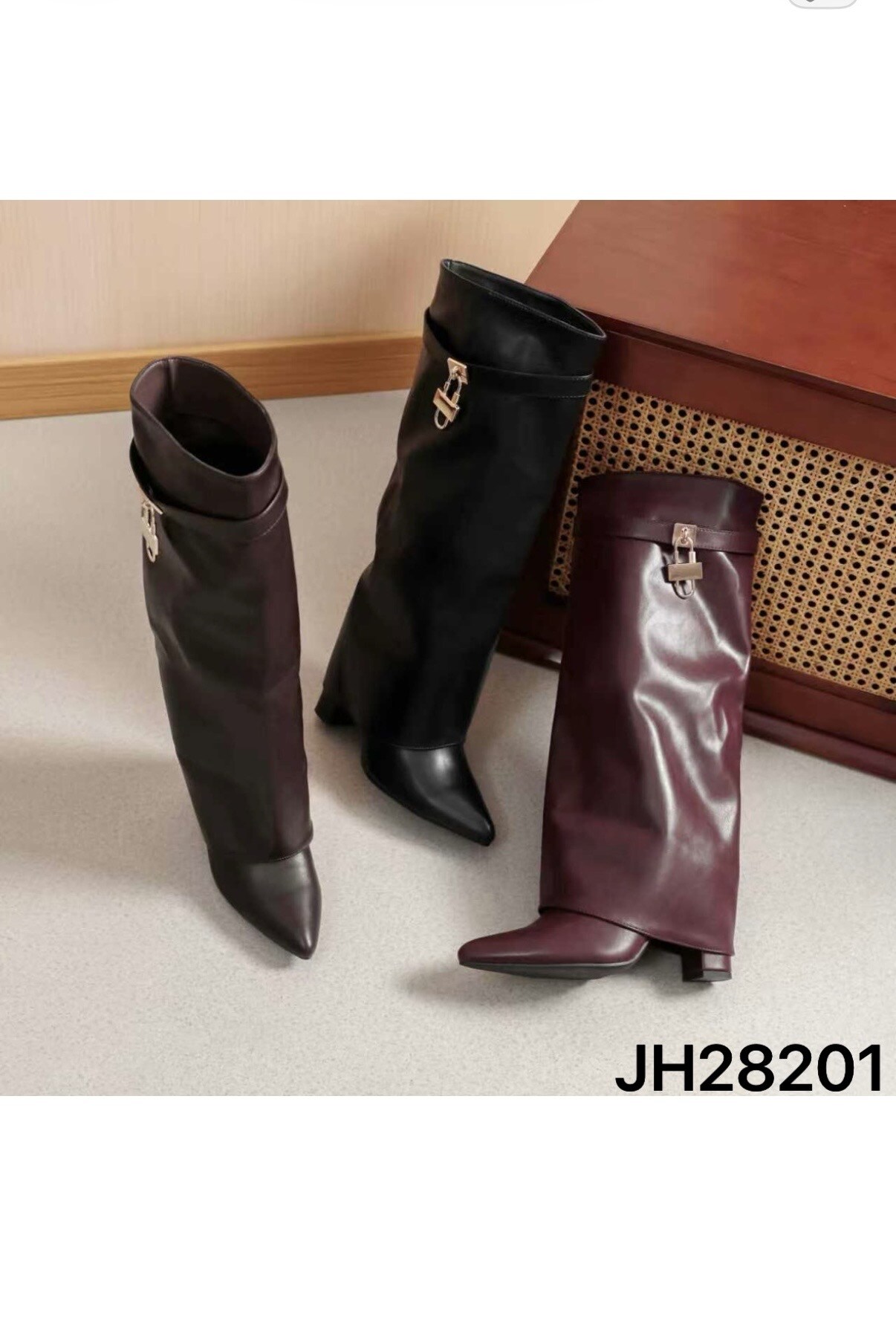 Wholesaler AMANDA SHOES - High boot with wide heel and zipper closure