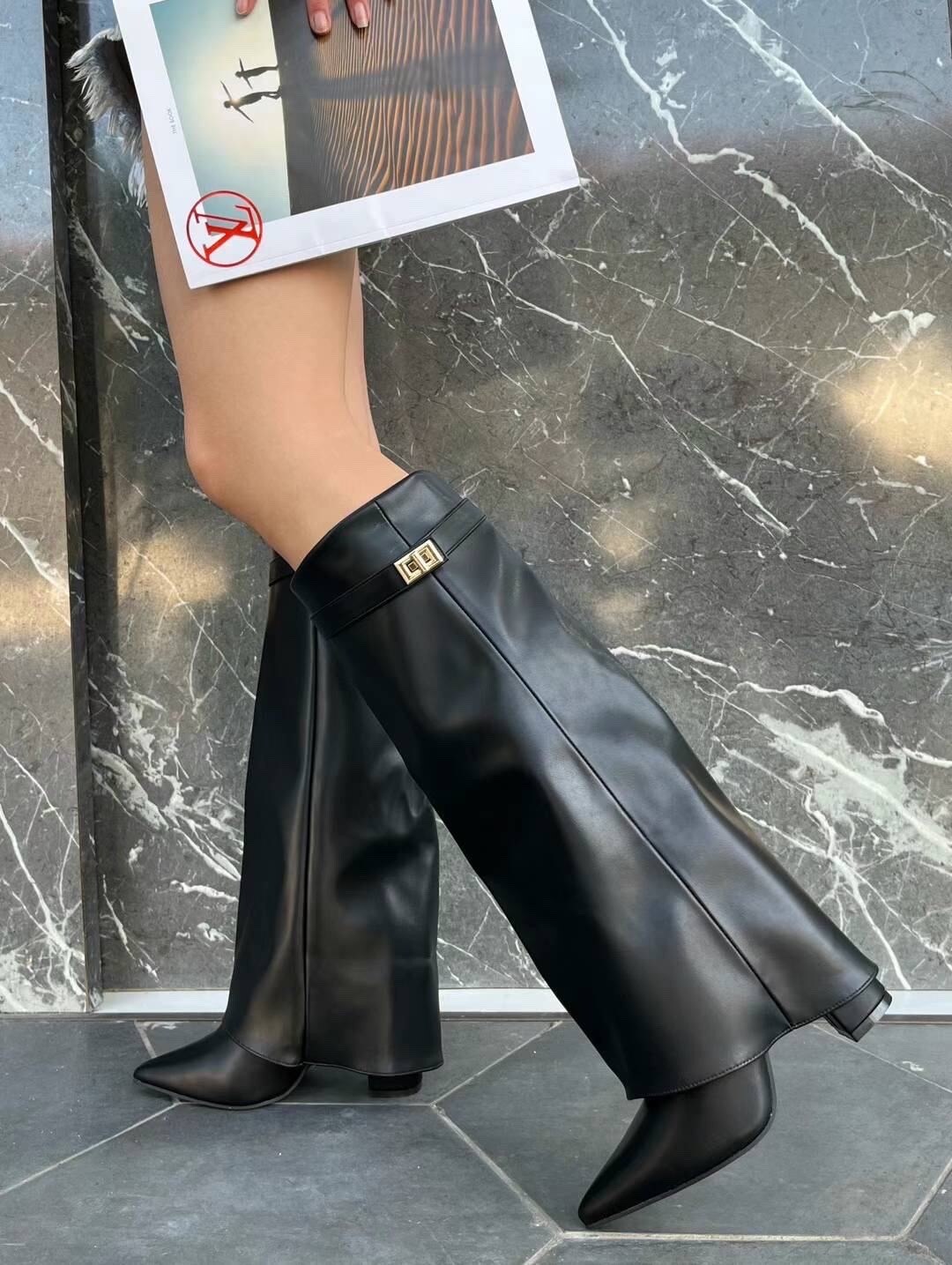 Mayorista AMANDA SHOES - BOTAS IMPONENTES DE TACÓN ALTO Y ANCHO CON MEDIA CREMALLERA Y HEBILLAS INTERNAS