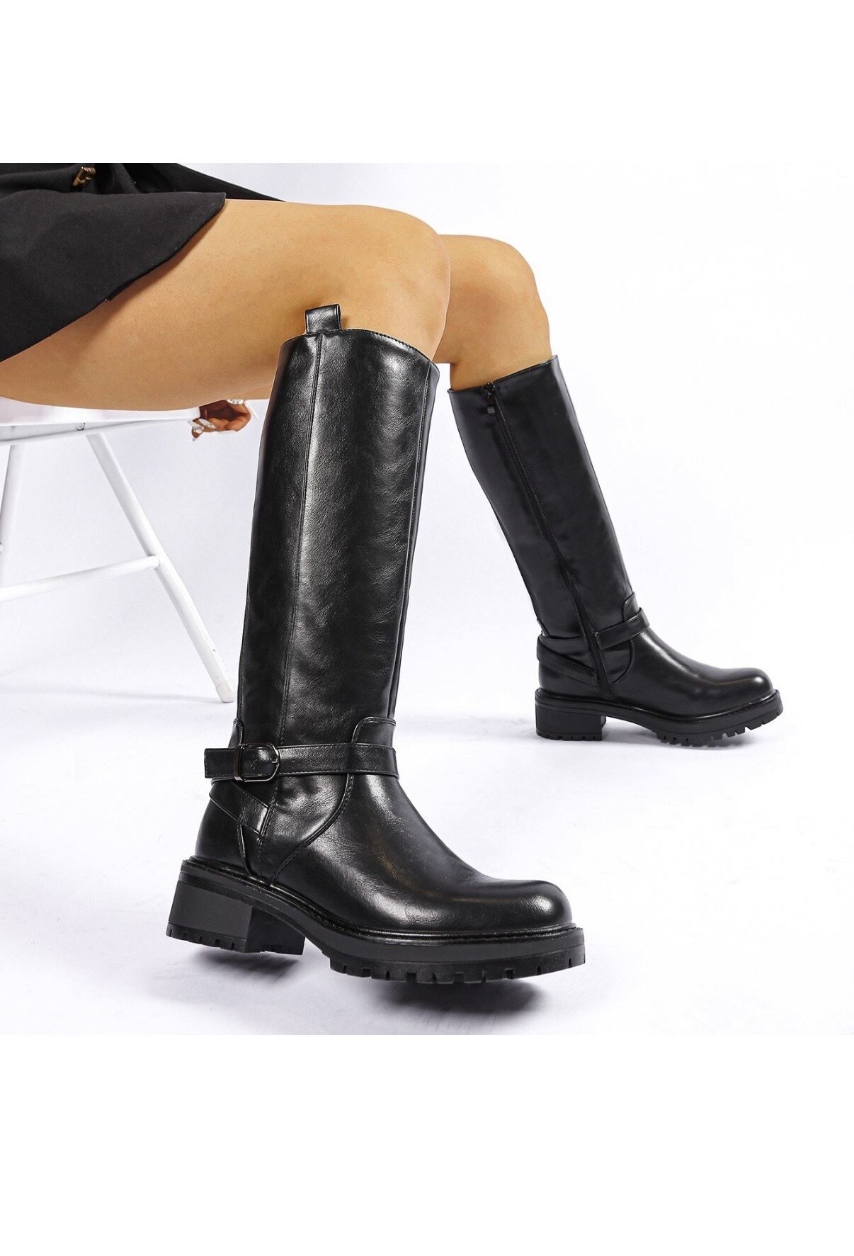 Grossiste AMANDA SHOES - Bottes basses à tige haute avec fermetures éclair et boucles