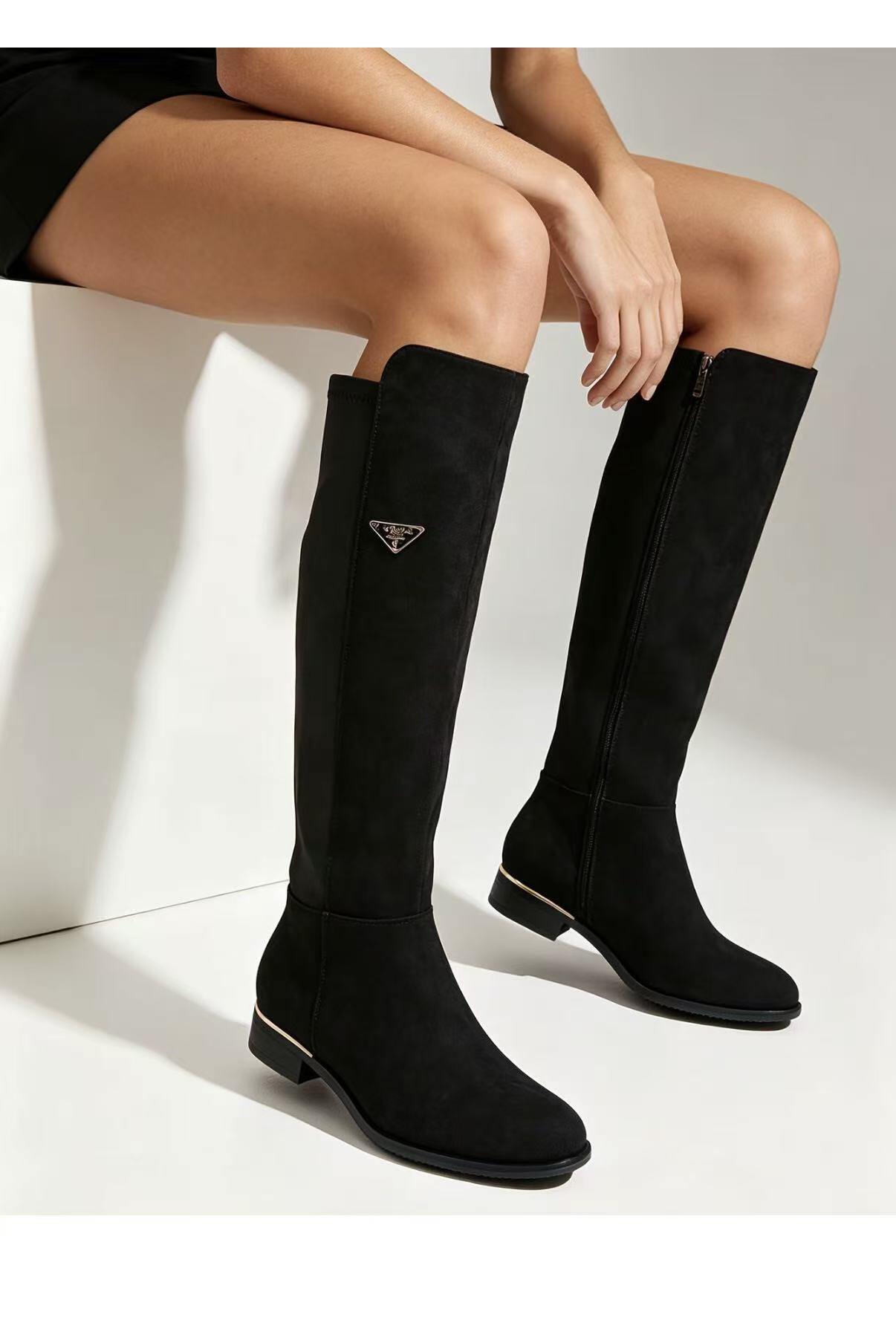 Grossiste AMANDA SHOES - Bottes hautes en daim avec semelles plates et fermetures éclair
