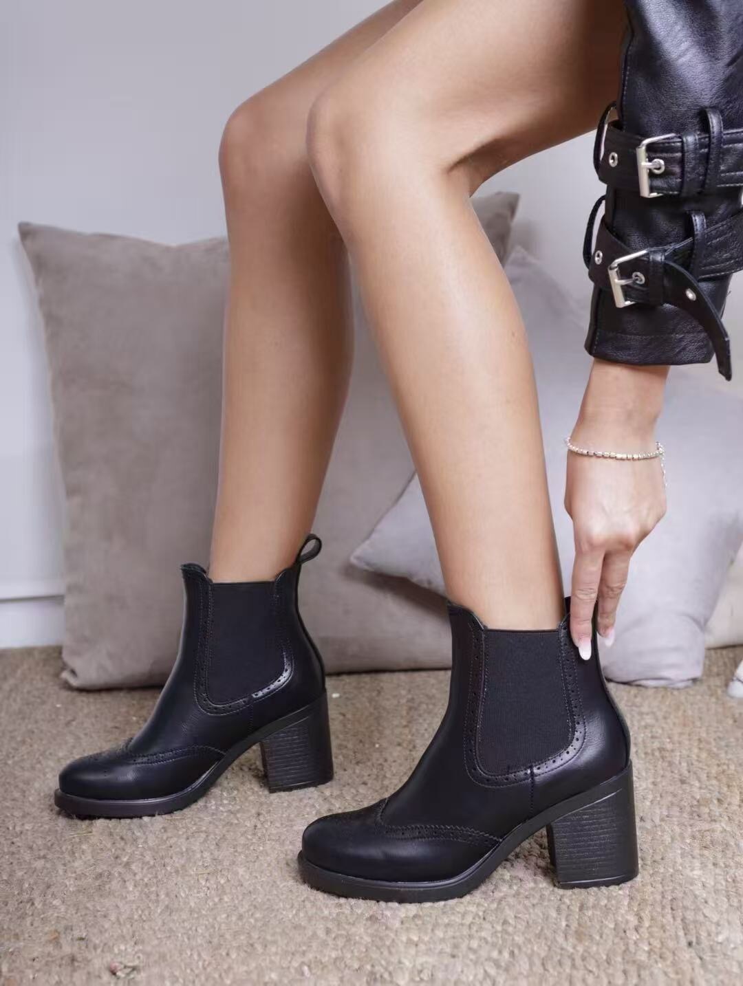 Wholesaler AMANDA SHOES - Mid-heel ankle boots with elastic bands and no zippers