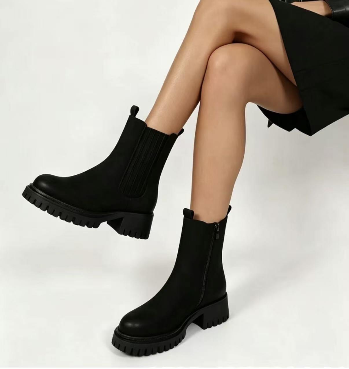 Grossiste AMANDA SHOES - Bottines basses en daim avec fermetures éclair et élastique