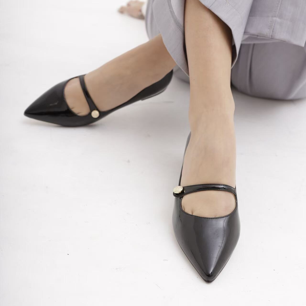 Wholesaler AMANDA SHOES - POINTED TOE FLATS WITH SMALL HEEL IN SHINY FAUX LEATHER