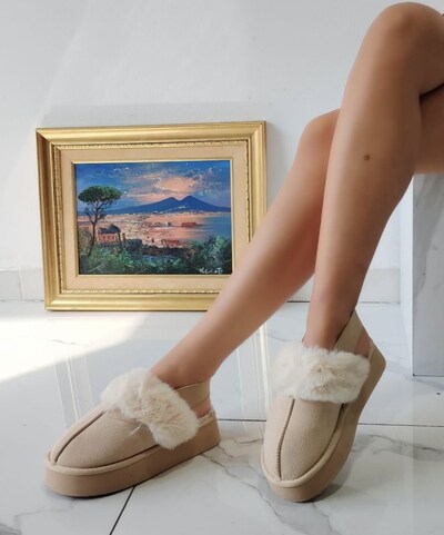 Großhändler AMANDA SHOES - Pantoletten mit hoher Sohle und elastischem Riemen hinten aus Wildleder und Kunstfell Großhändler AMANDA SHOES - Pantoletten mit hoher Sohle und elastischem Riemen hinten aus Wildleder und Kunstfell