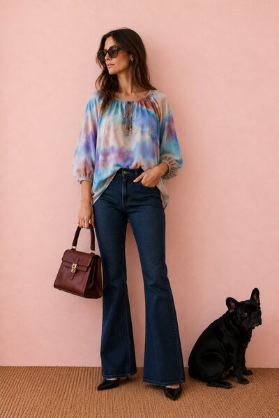 Großhändler AMARIA - Fließende Damenbluse mit Batikmuster, Puffärmeln und boho-schickem Bindekragen - Frühjahr-Sommer-Kollektion 2026 - Hergestellt in Italien Großhändler AMARIA - Fließende Damenbluse mit Batikmuster, Puffärmeln und boho-schickem Bindekragen - Frühjahr-Sommer-Kollektion 2026 - Hergestellt in Italien