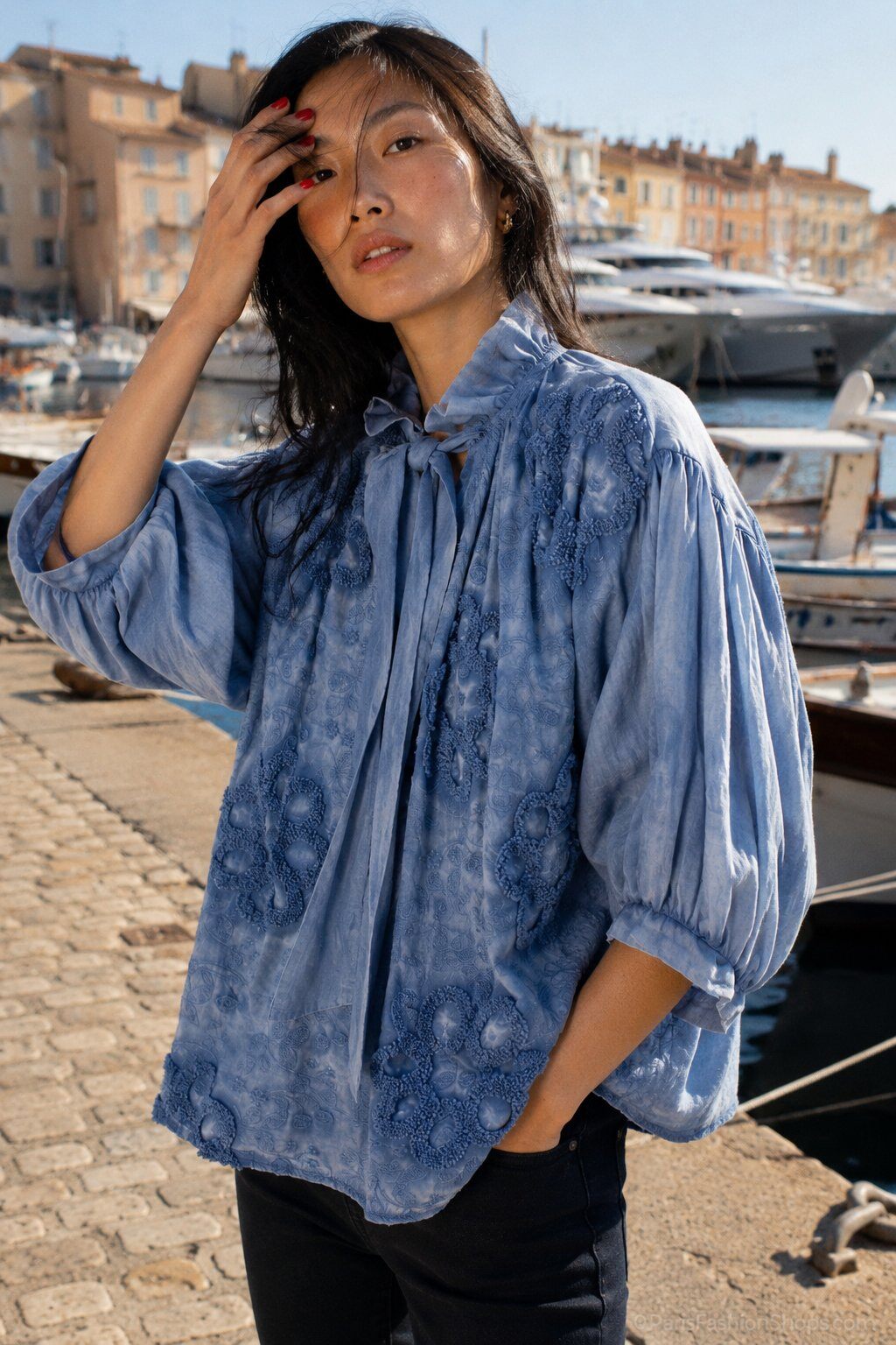 Mayorista AMARIA - Blusa bordada con flores en relieve – cuello con volantes – mangas abullonadas - 100% algodón