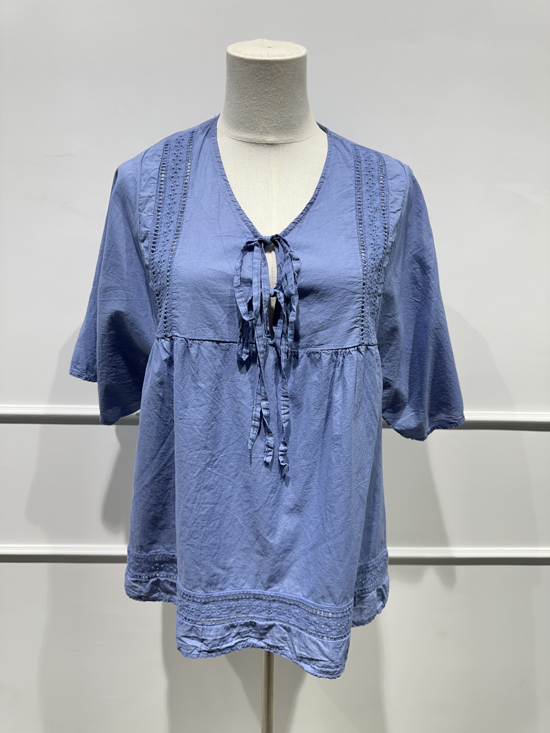 Grossiste AMARIA - Blouse à Manches Papillon & Détails Brodés