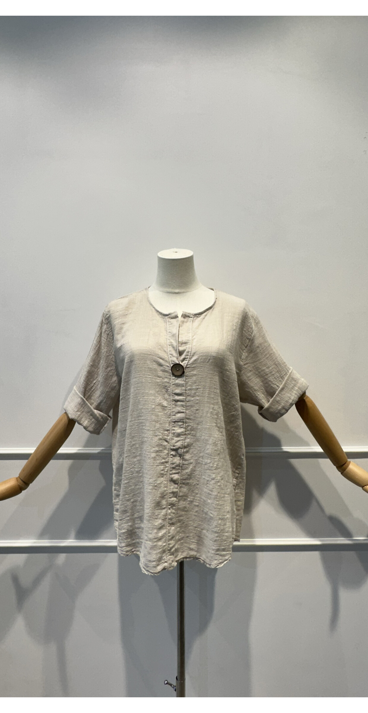 Grossista AMARIA - Blusa in tessuto di cotone strutturato con bottone decorativo