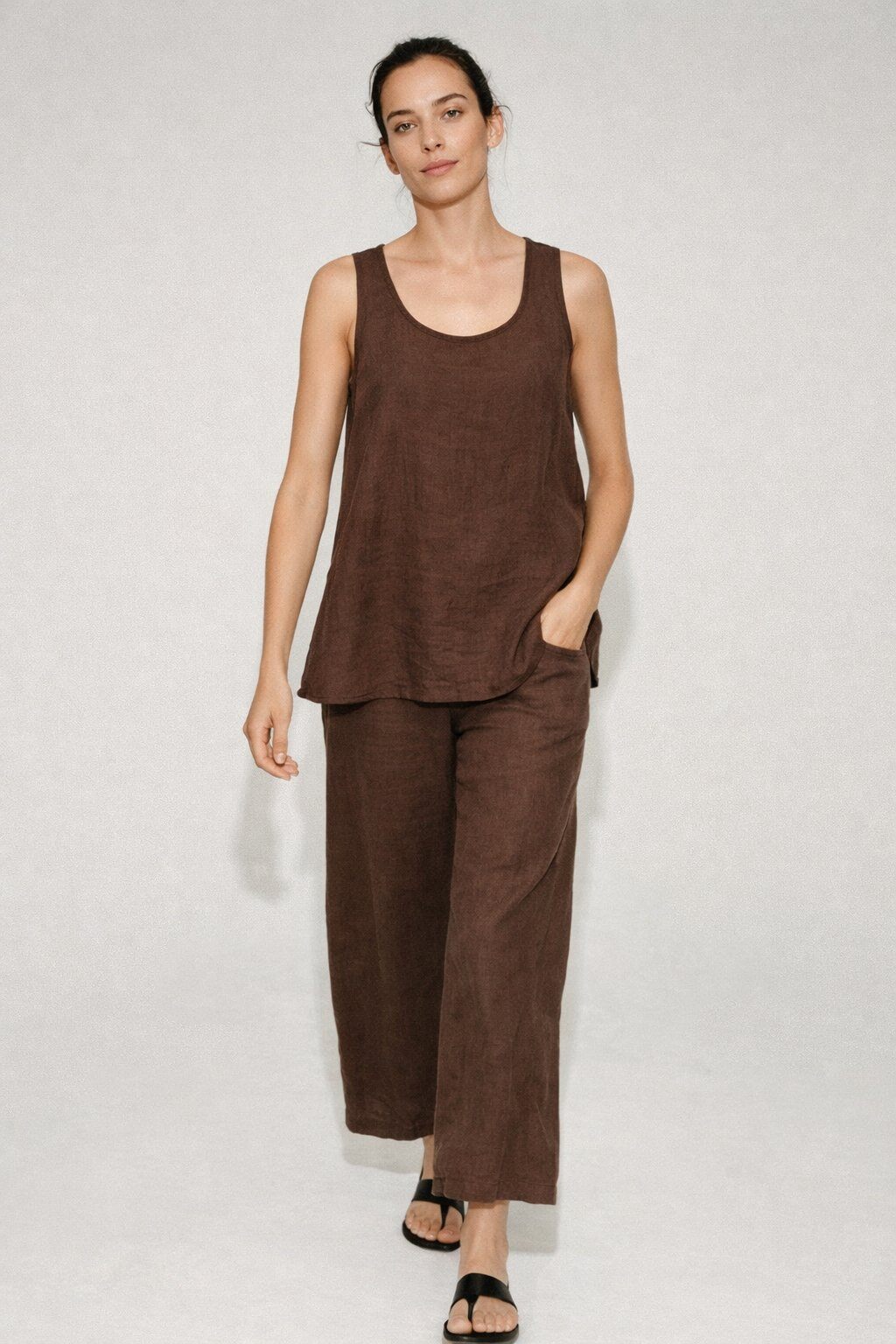 Grossiste AMARIA - Top Femme Sans Manches Lin – Coupe Ample – Dos Boutonné – Kaki – Casual Chic - 100% lino