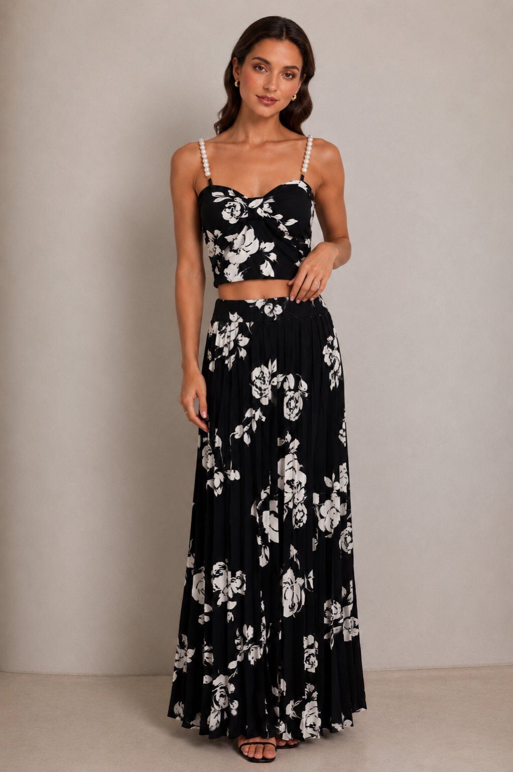 Großhändler AMARIA - Damen 2-Teiliges Set mit Weißem Blumenmuster – Bustier-Top & Langer Plissierter Rock – Made in Italy