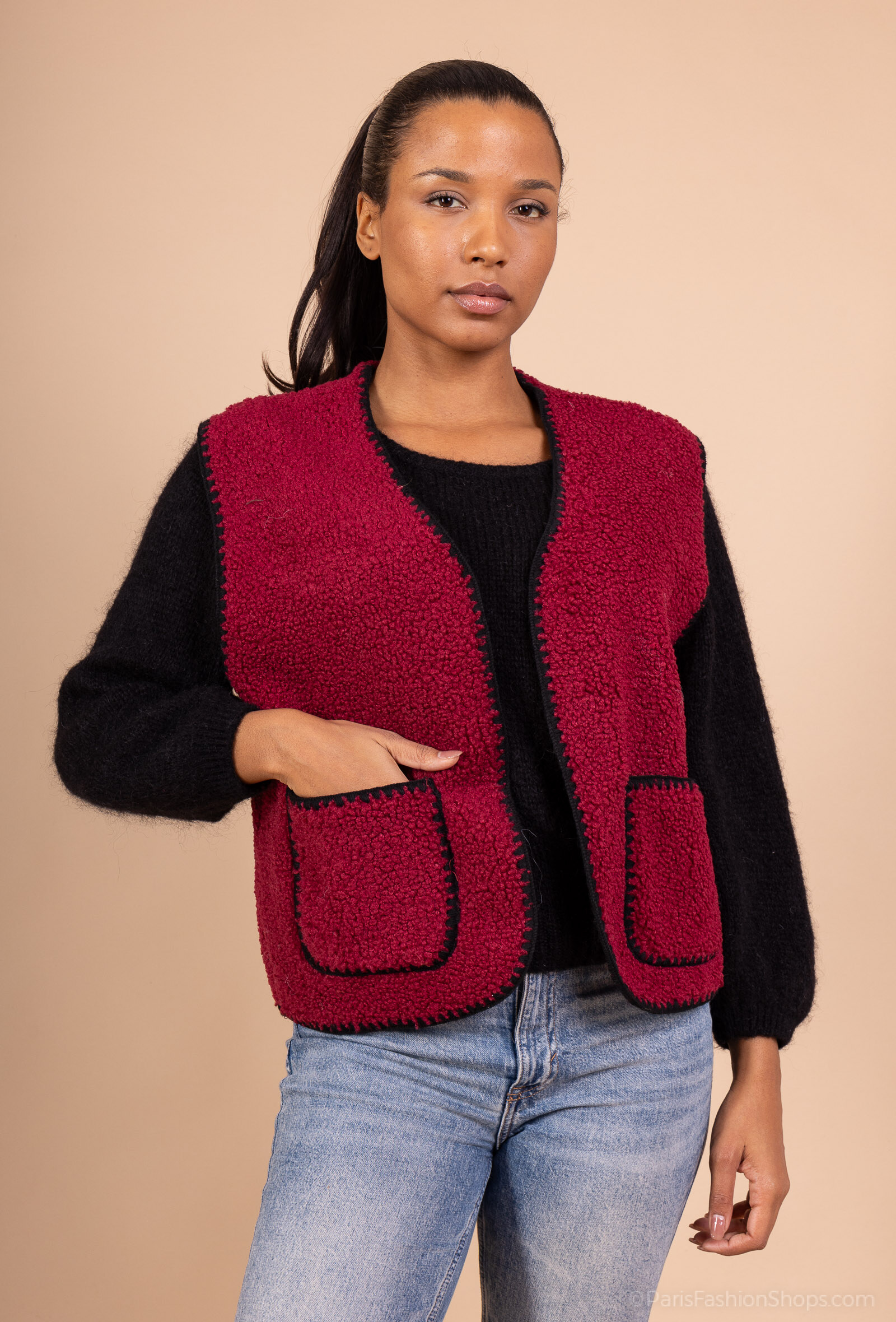 Grossiste AMARIA - Gilet Sans Manches Femme Effet Mouton – Teddy Écru – Finitions Contrastées – Style Casual Chic