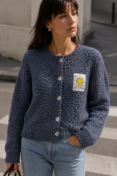 Grossiste AMARIA - Gilet bouclette laine / alpaga – Patch Smiley – ALPAGA Grossiste AMARIA - Gilet bouclette laine / alpaga – Patch Smiley – ALPAGA