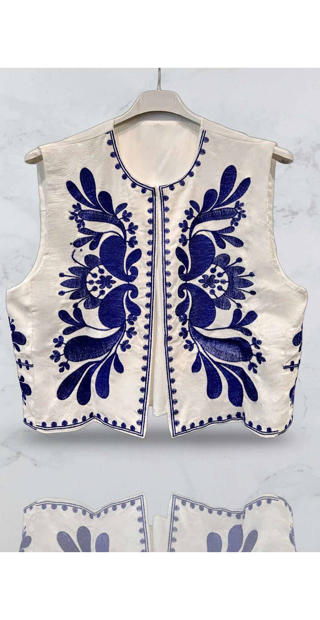 Wholesaler AMARIA - Mang -shaped sleeveless vest embroidered motif