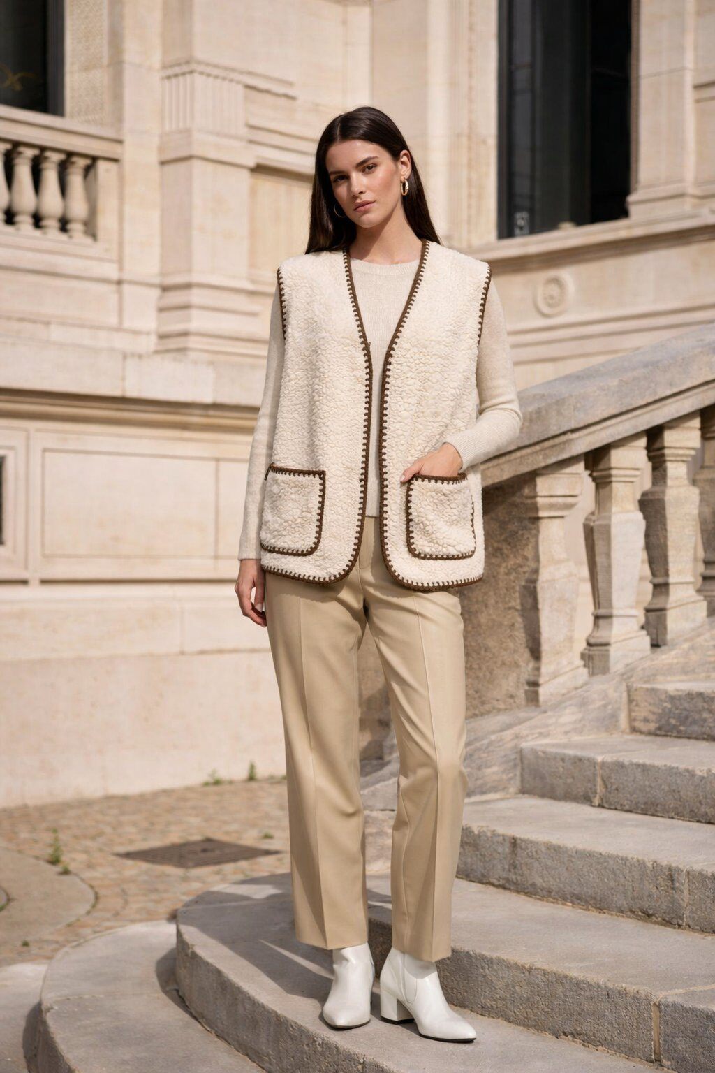 Grossiste AMARIA - Gilet Femme Sans Manches Effet Sherpa – Finitions Crochet – Poches Plaquées – Style Bohème Folk