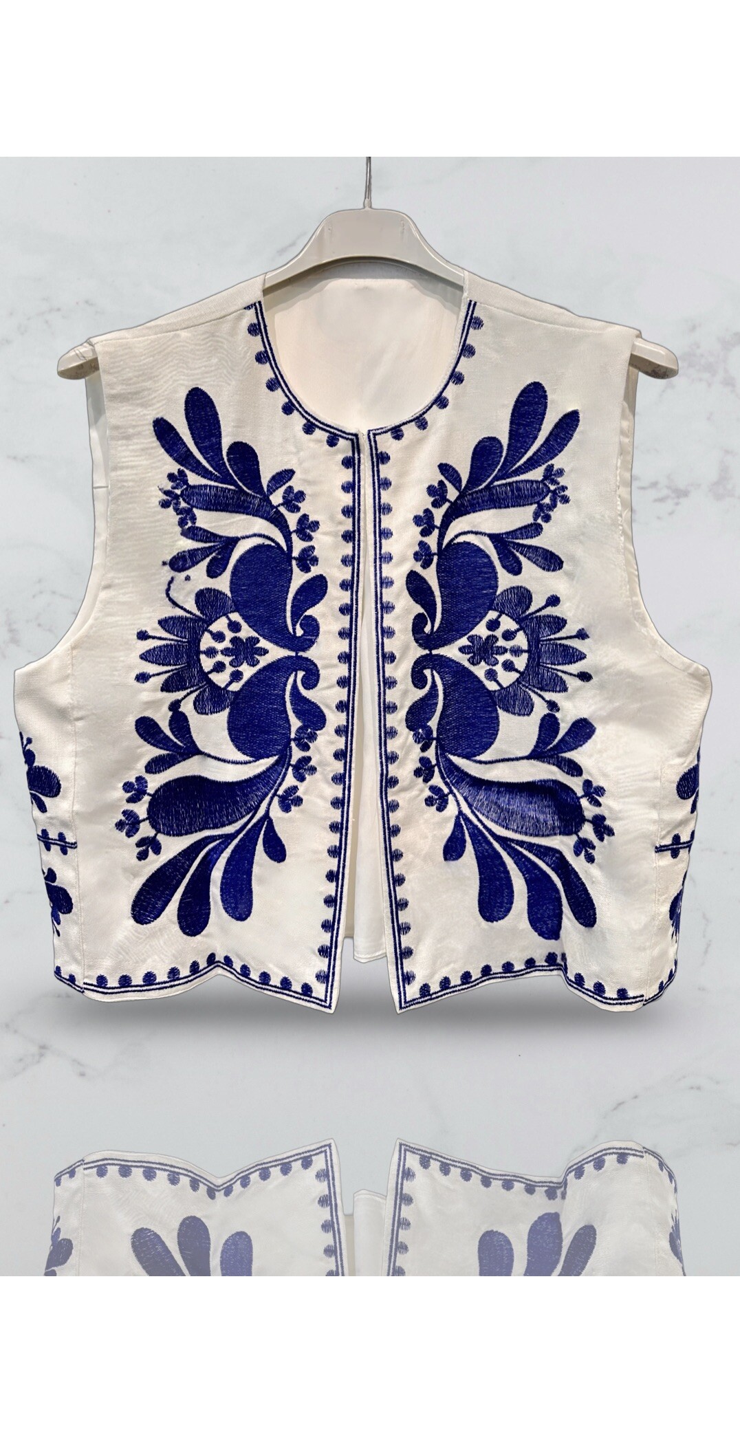 Grossiste AMARIA - Gilet sans manche aux broderies bleu roi - Mykonos style - COTON