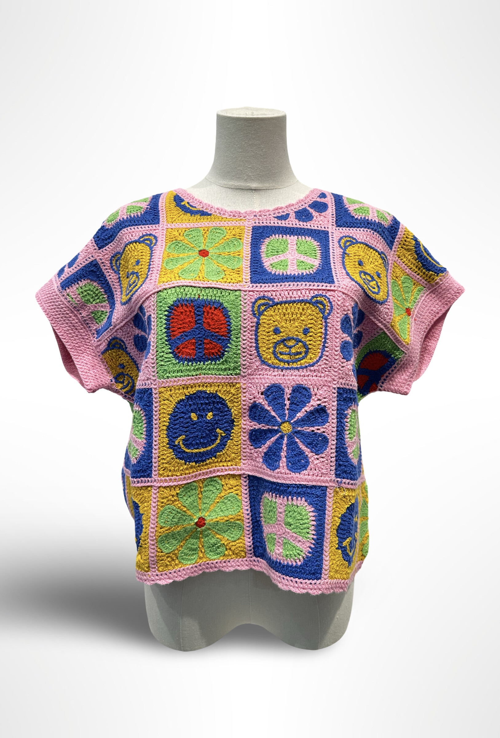 Grossiste AMARIA - Haut au Crochet Multicolore Motifs Pop – Esprit Vintage 70's