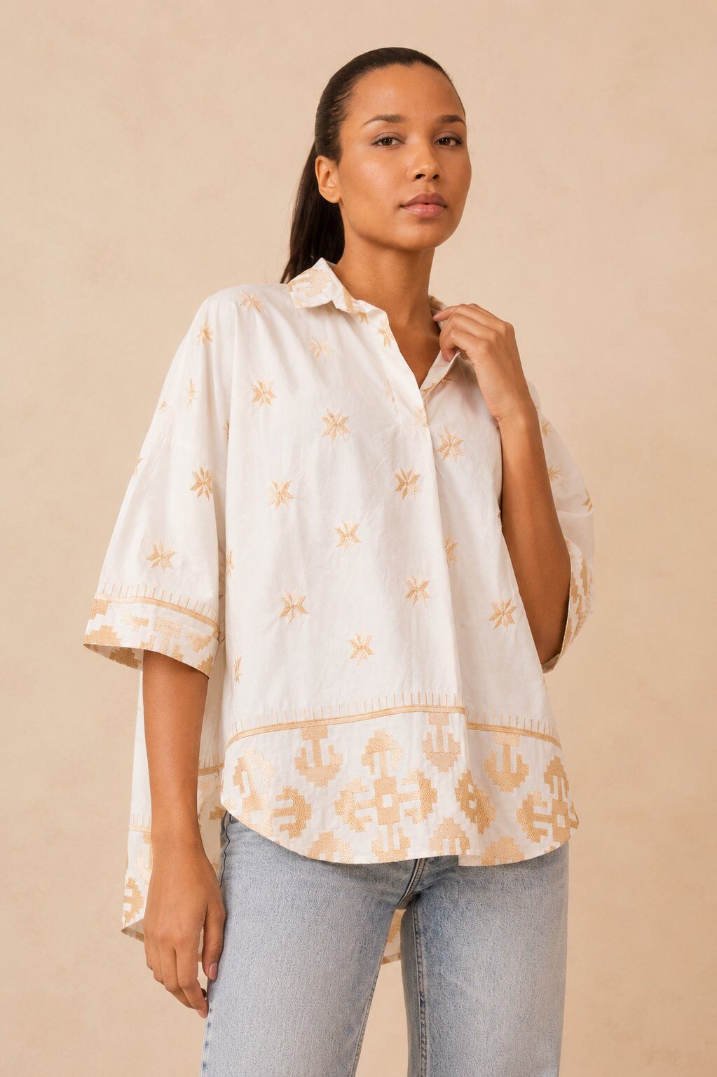 Grossiste AMARIA - Tunique manches courtes coupe ample col V broderies dorées étoiles - 100% COTON