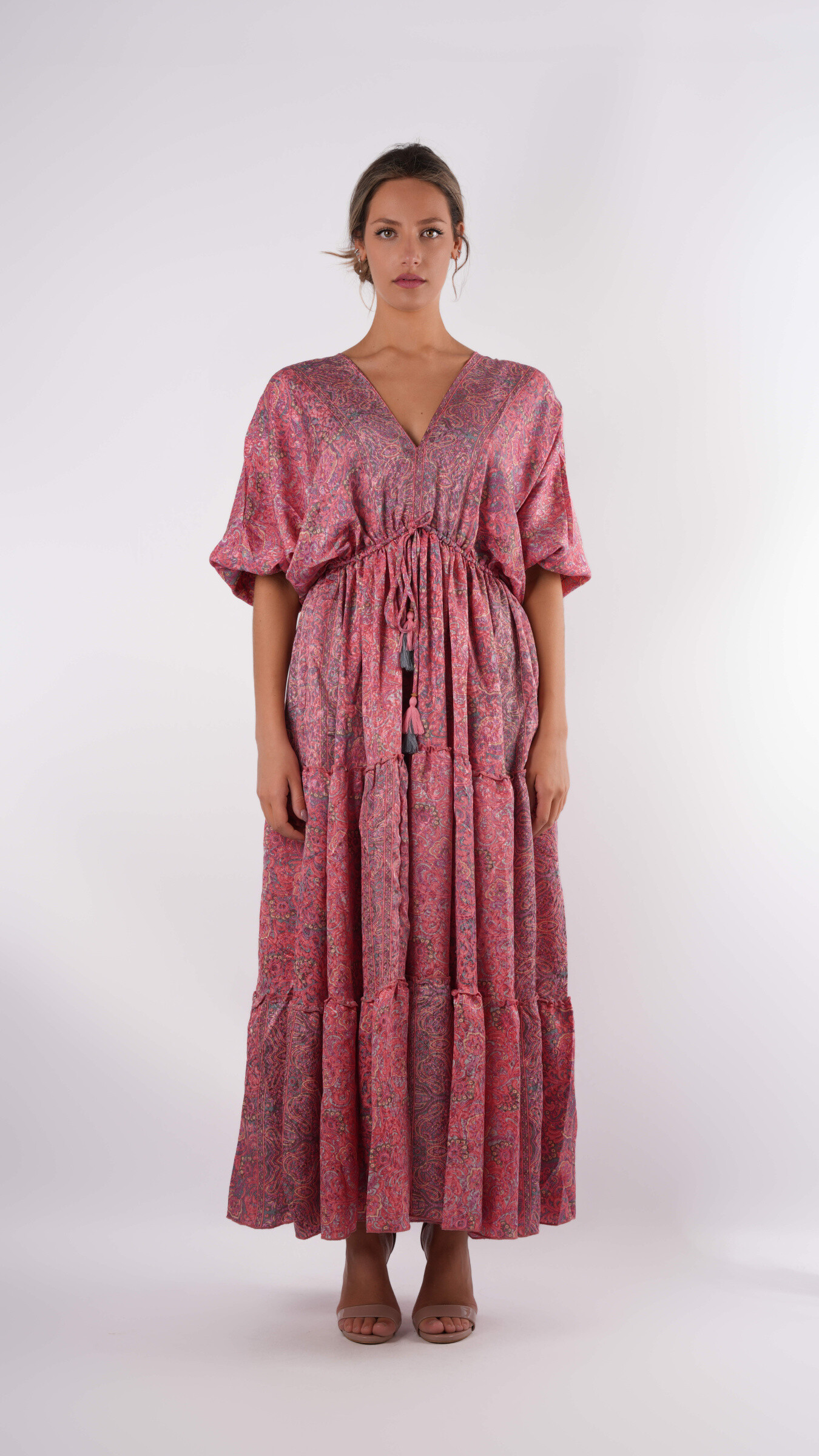 Grossista Amele - Abito Lungo Boho-Chic con Fantasia Floreale e Laccetti Decorativi