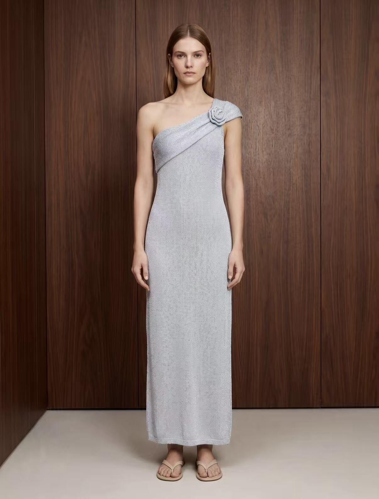 Grossista Amelé - Abito lungo monospalla in maglia lurex con fiore applicato