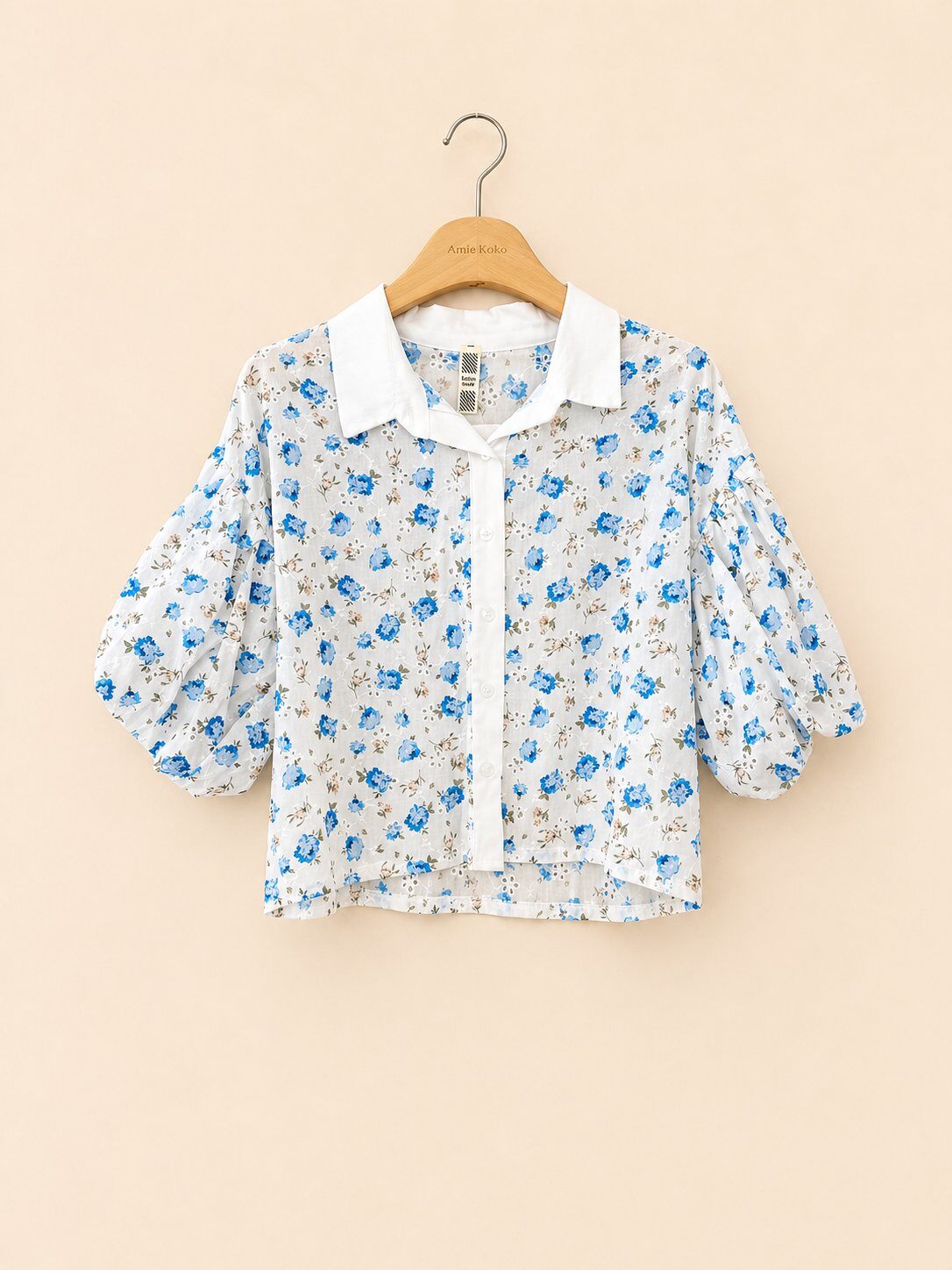 Grossiste AMIE KOKO - Blouse courte florale à col chemise et manches bouffantes