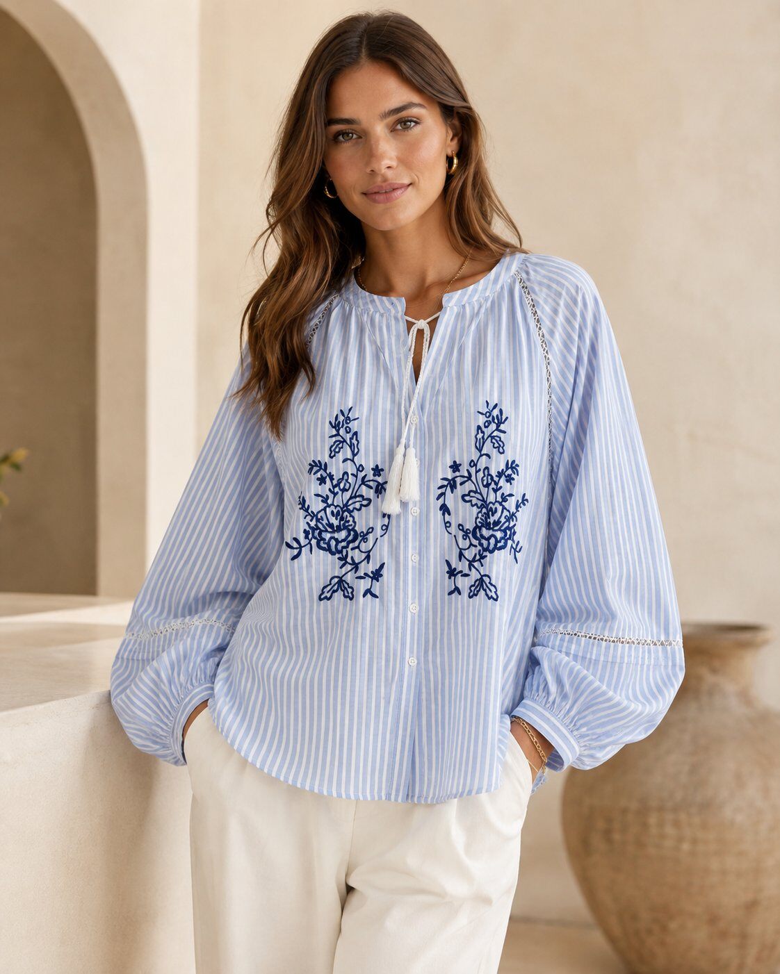 Grossista AMIE KOKO - Blusa Bohémien a Righe Azzurro Cielo Ricamata in Cotone 100%
