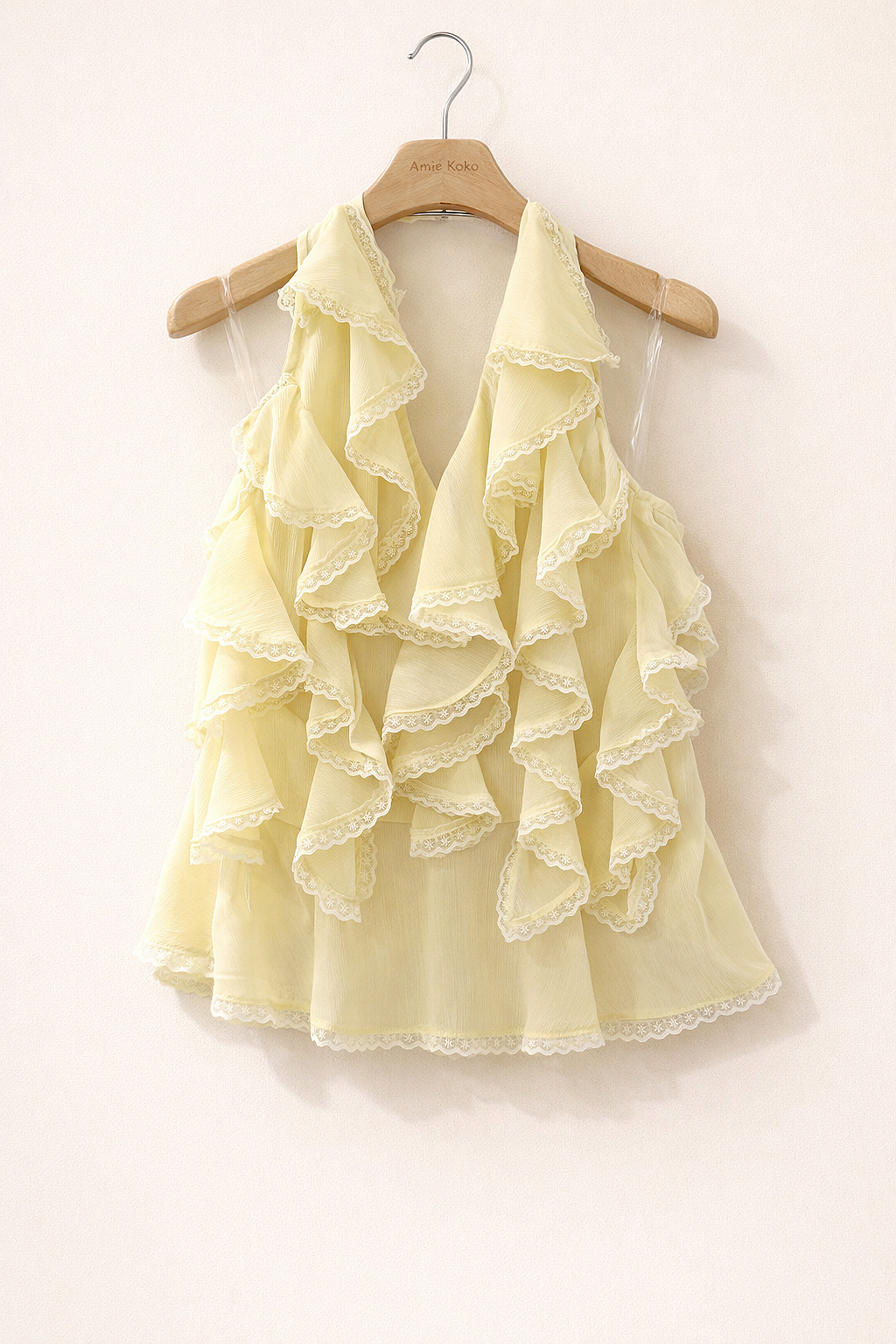 Mayorista AMIE KOKO - Top fluido para mujer en amarillo pastel con volantes y encaje – Escote profundo elegante