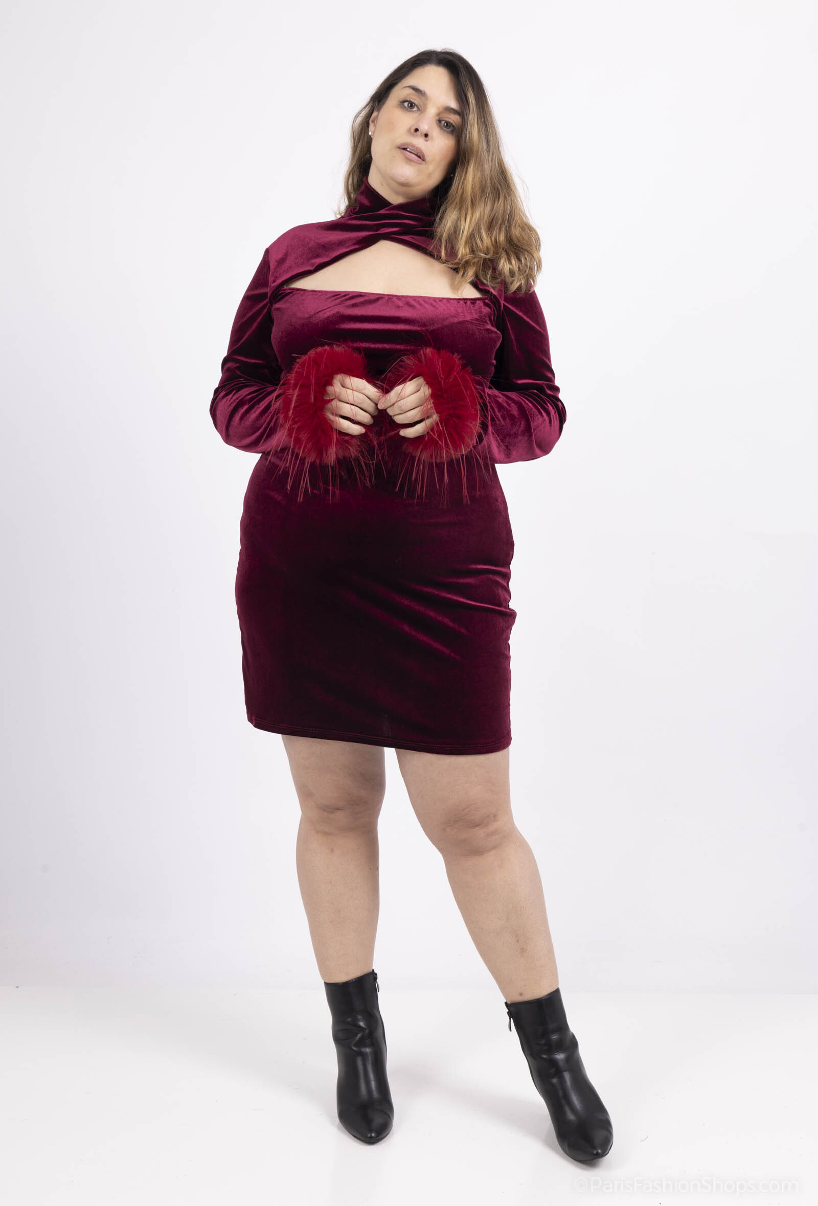 Großhändler Amy&Clo - Kurzes Samtkleid in Übergröße mit hohem Kragen und Ausschnitt