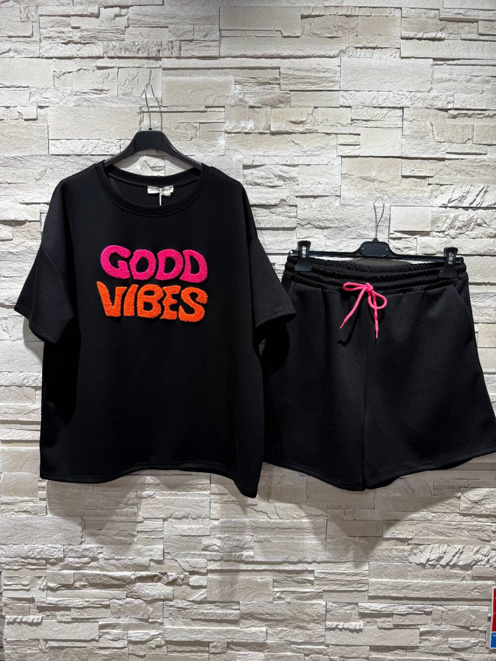 Grossista Amy&Clo - Set casual con pantaloncini e maglietta ricamata