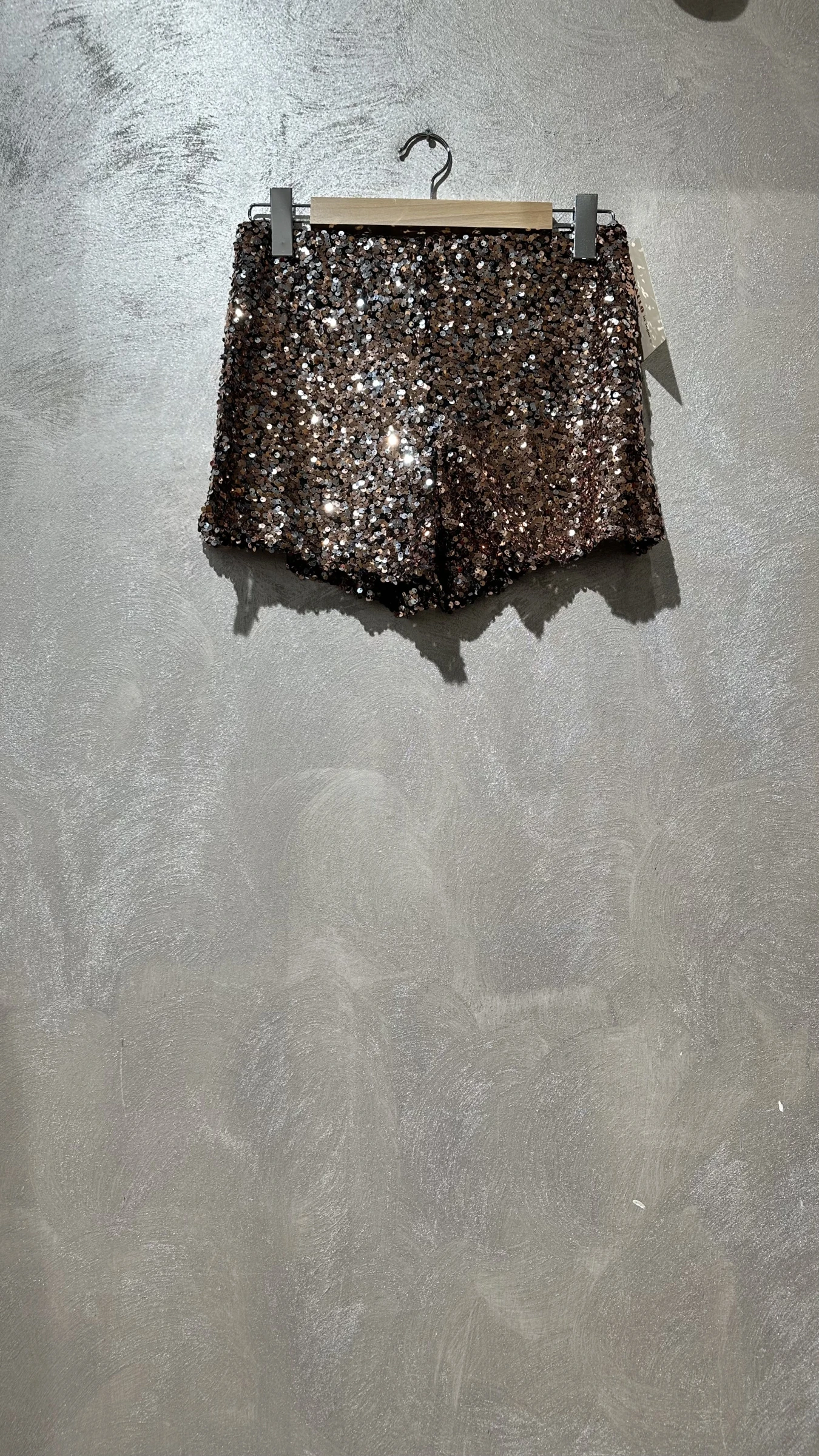 Short à sequins avec doublure en viscose, taille haute. Design moderne avec une coupe fluide. Idéal pour des soirées chic. Associez-le à un haut élégant pour un look tendance. TU= 36-42,
