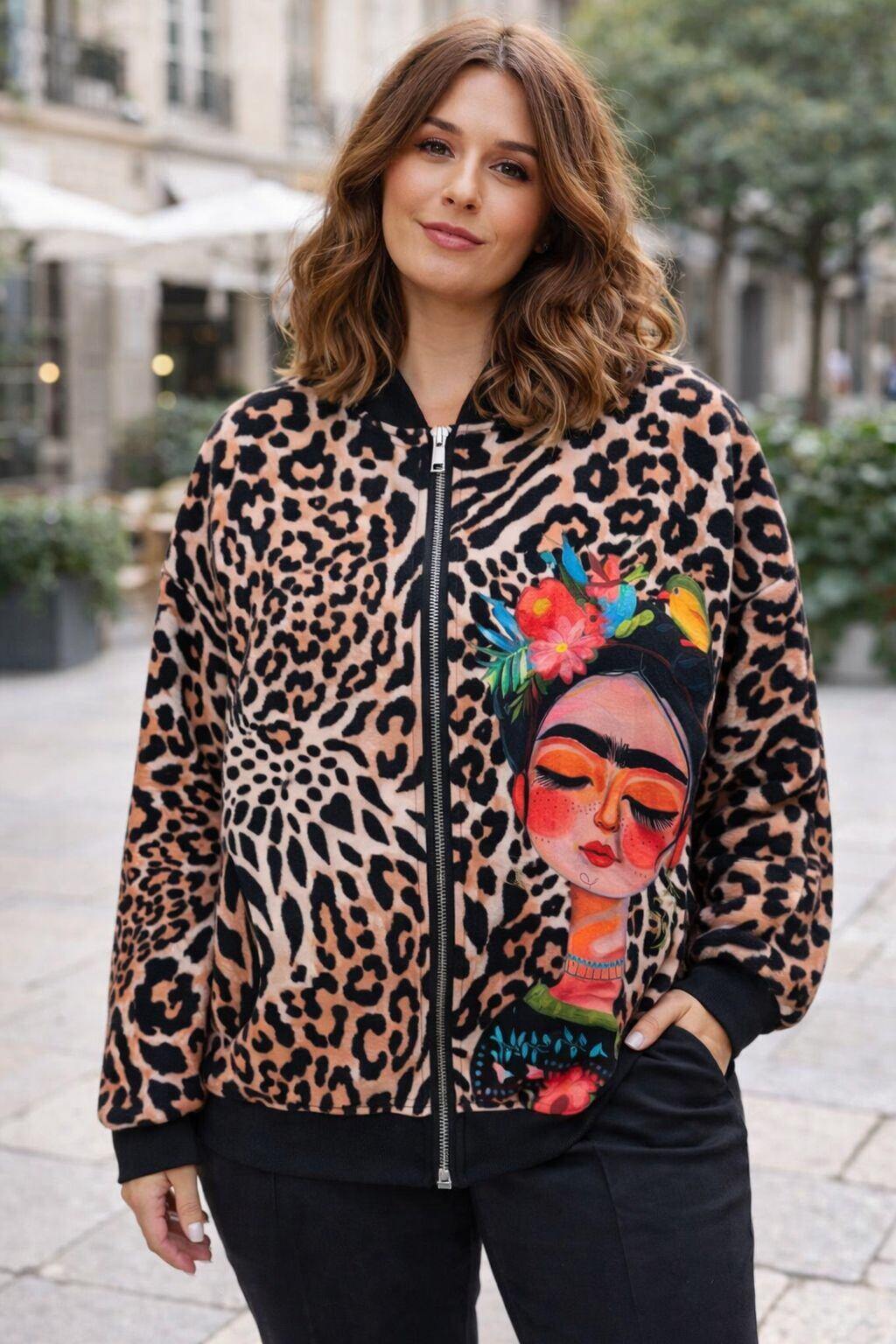 Grossista Amy&Clo - PLUS SIZE Giacca leggera con stampa leopardata e volto di donna