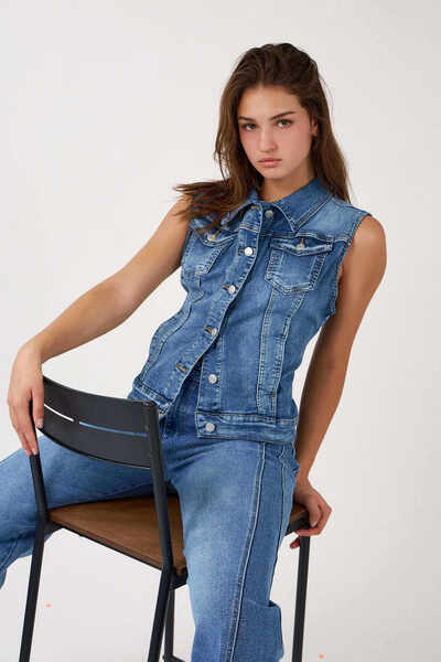 Grossiste Ana & Lucy - Gilet délavé en jeans "Clémance" ( Grande Taille ) - Ana & Lucy Grossiste Ana & Lucy - Gilet délavé en jeans "Clémance" ( Grande Taille ) - Ana & Lucy