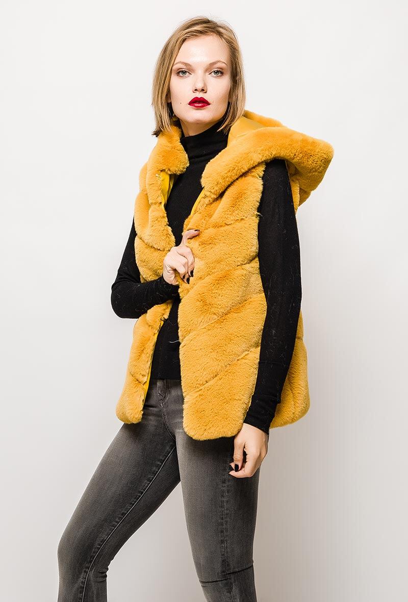 Grossiste Angelique.L - GILET IMITATION LAPIN AVEC CAPUCHE