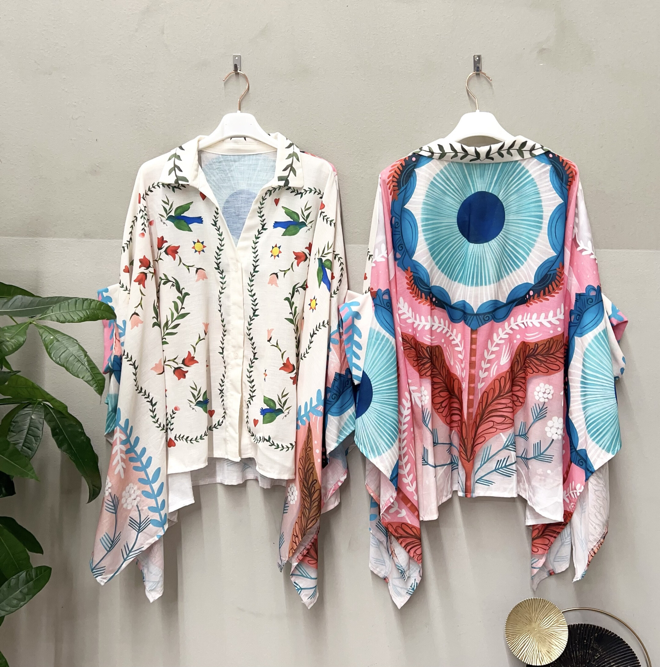 Grossista ARTEESH ATELIER - Camicia bohémien asimmetrica con stampe floreali e uccelli - maniche a mantella