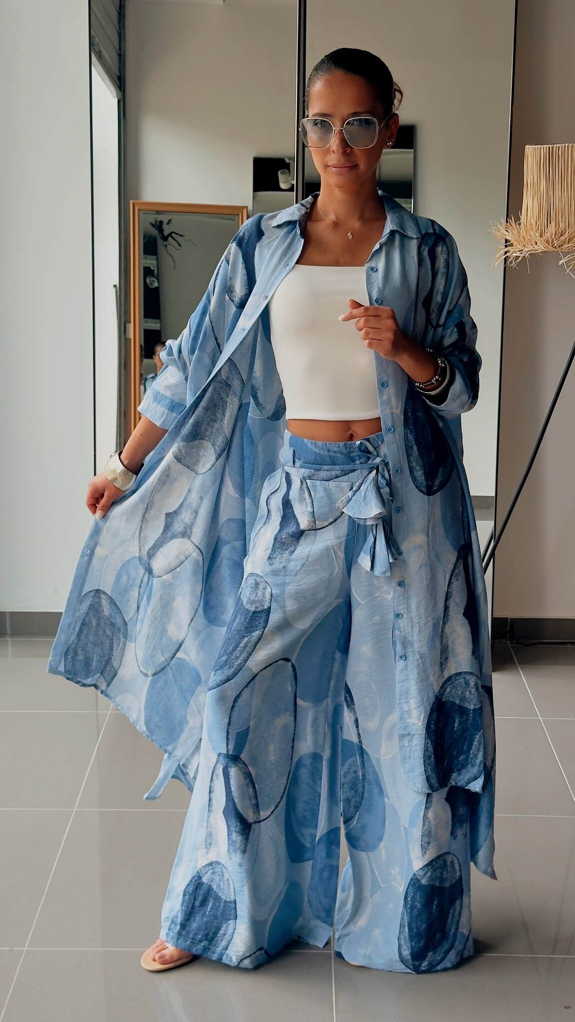 Grossista ASHILDA PARIS - Completo Camicia Lunga e Pantaloni Fluidi con Stampa Grafica Blu
