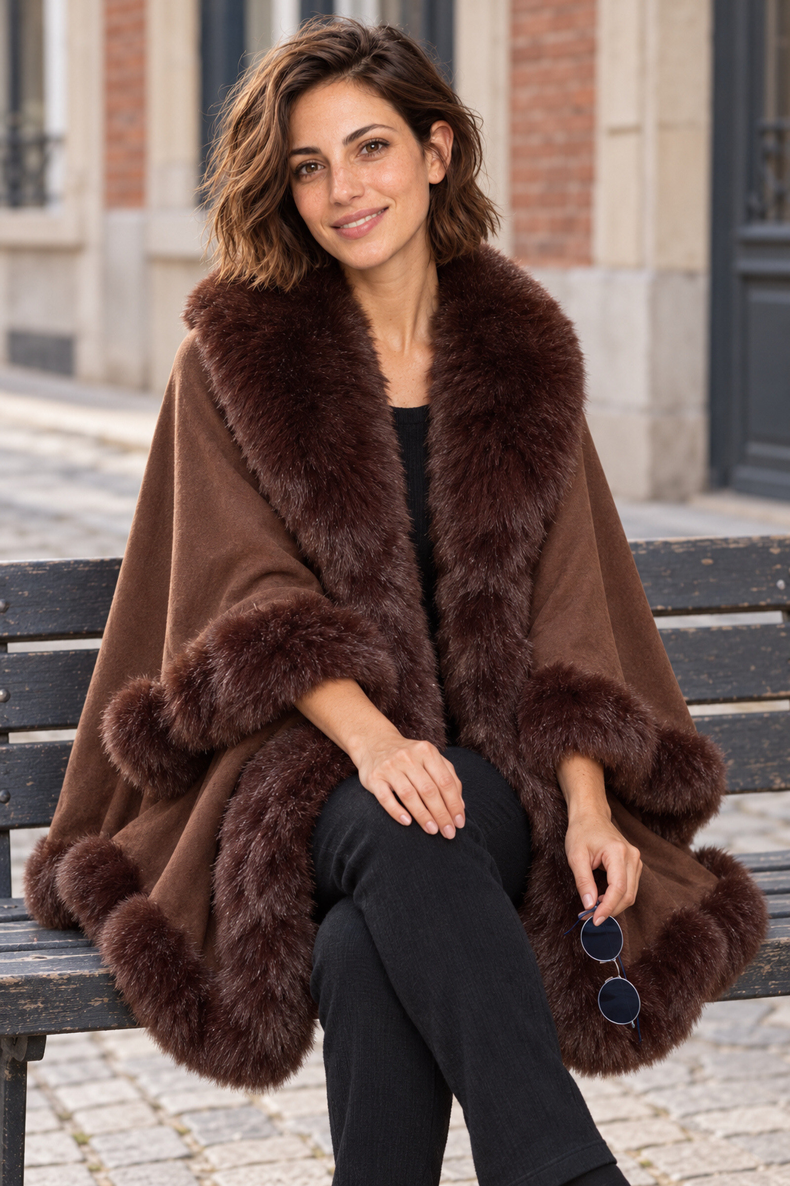 Großhändler ASTRA Accessoires - Strickcape mit Kunstpelzbesatz