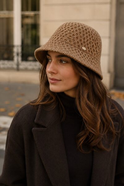 Großhändler ASTRA Maroquinerie - Beanie aus Lochstrick Großhändler ASTRA Maroquinerie - Beanie aus Lochstrick
