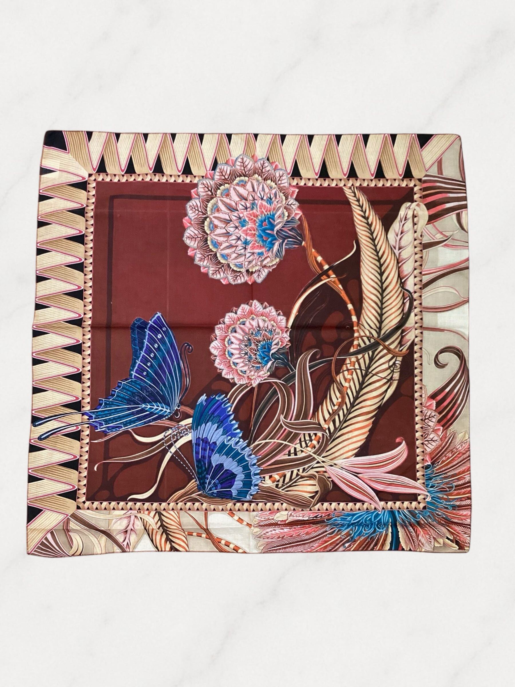 Grossista ASTRA Maroquinerie - Foulard 70x70cm con Stampa Floreale a Farfalle