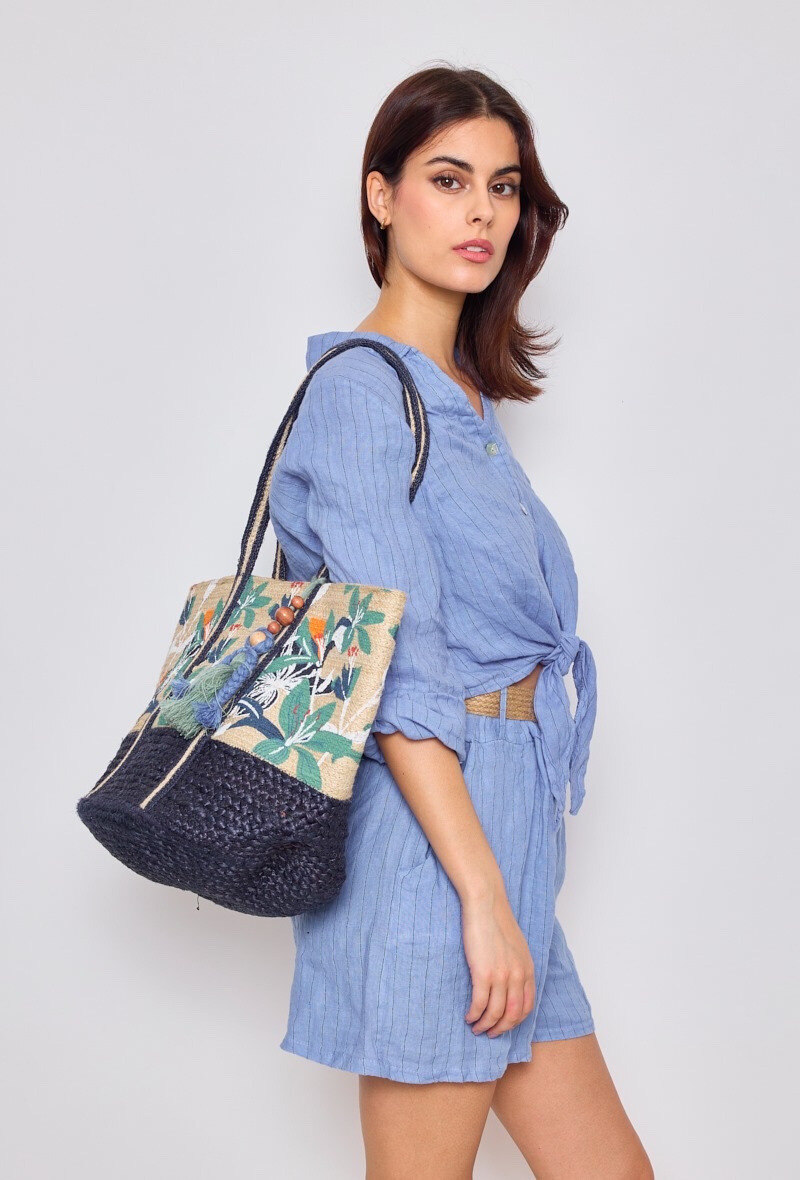 Grossiste ASTRA Maroquinerie - Cabas en paille tressée avec motif floral et détails colorés