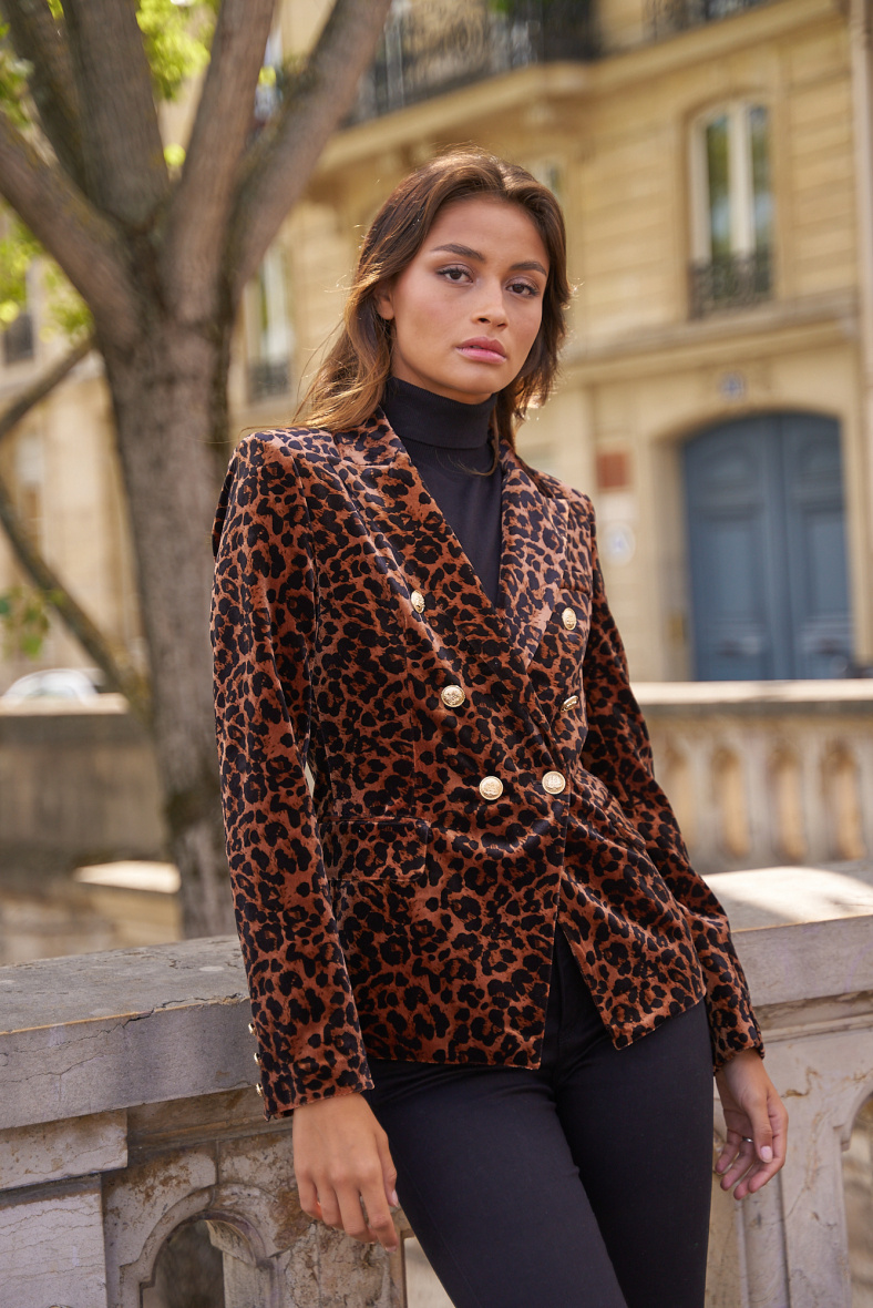 Großhändler Attentif - Blazerjacke aus Samt mit Leopardenmuster und zweireihiger Knopfleiste in Gold